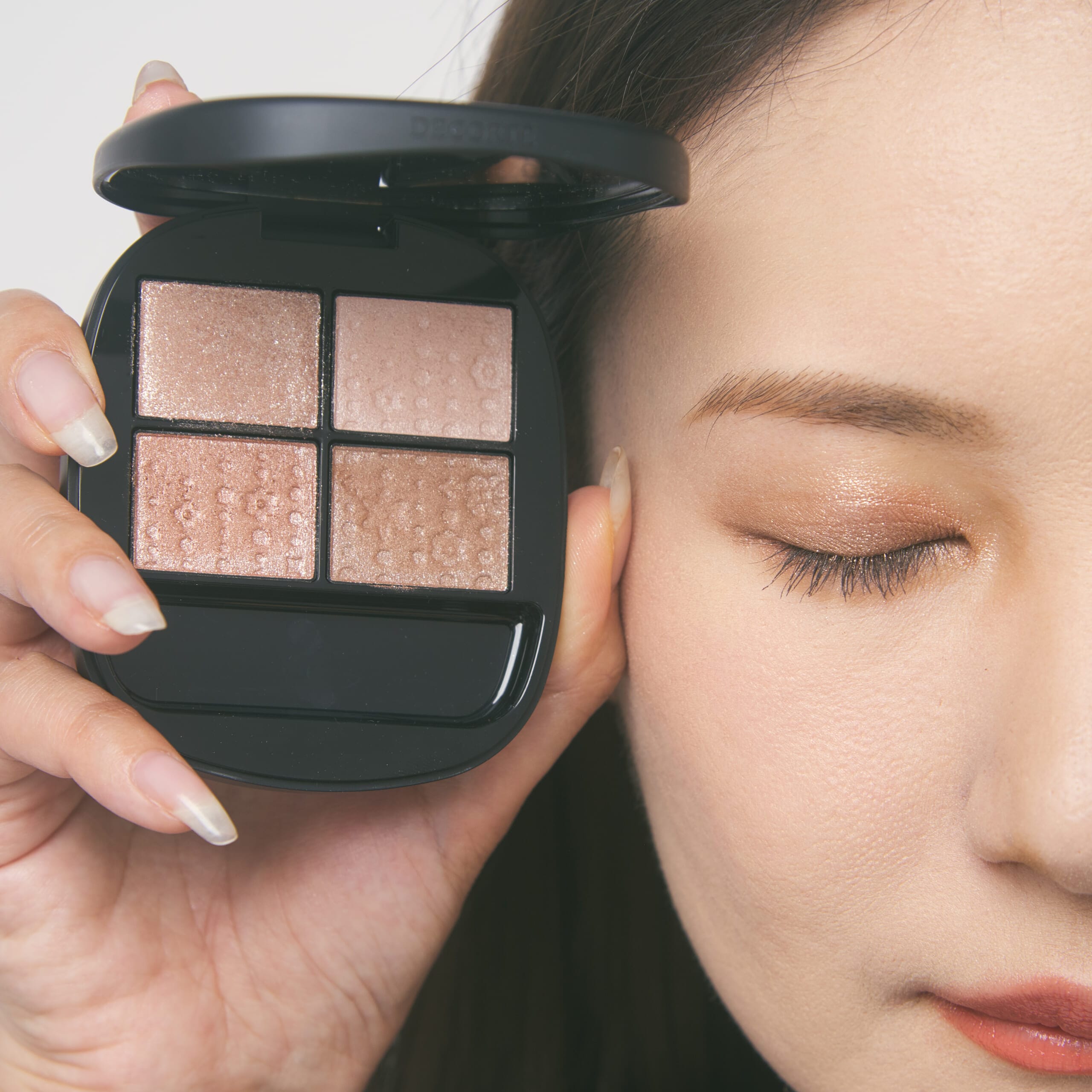 スキンシャドウ デザイニング パレット ETERNAL BLOOM でアイメイクしたところ。 