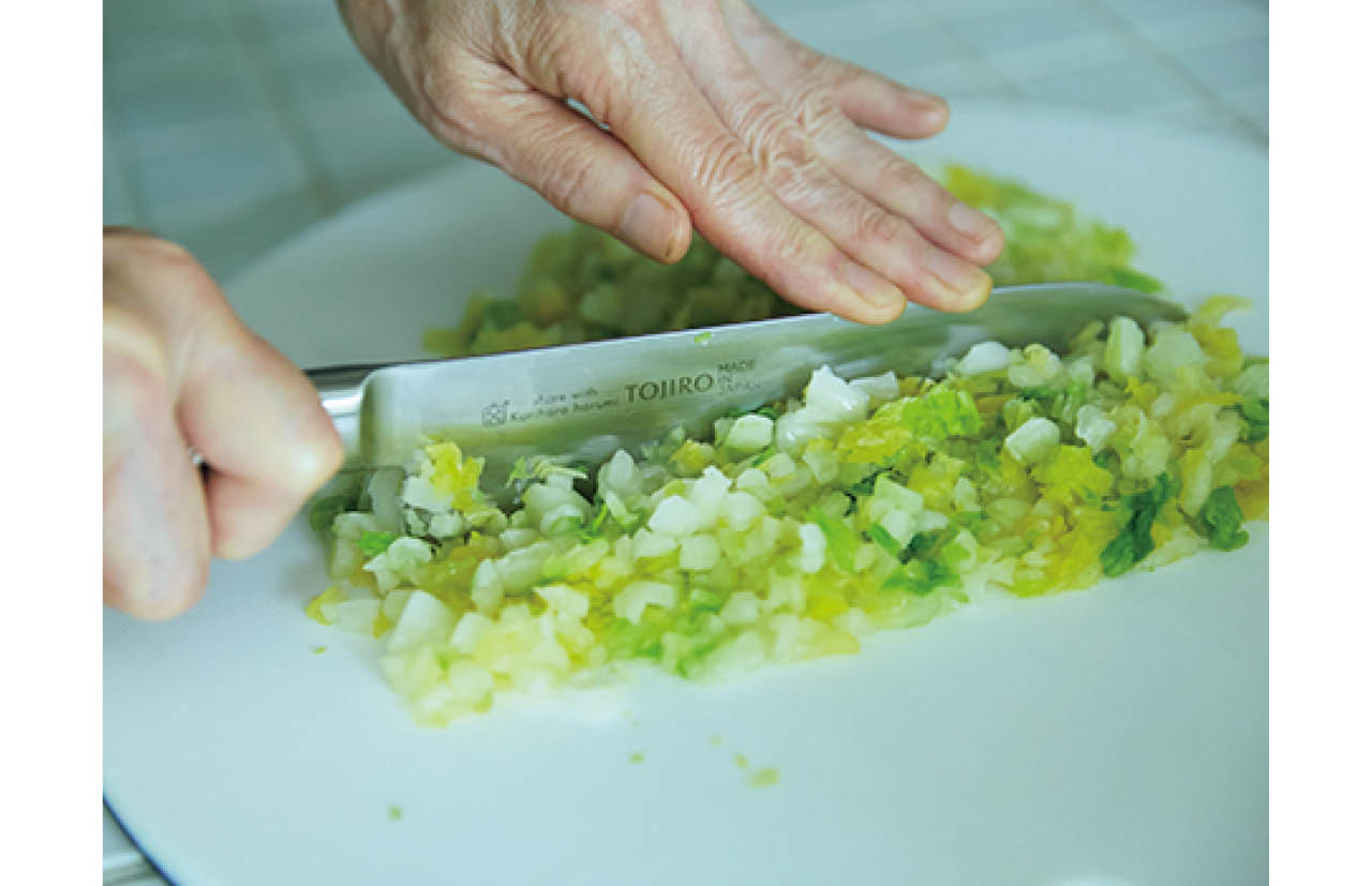 塩もみ白菜は一度、水気を絞った後に細かく刻む。