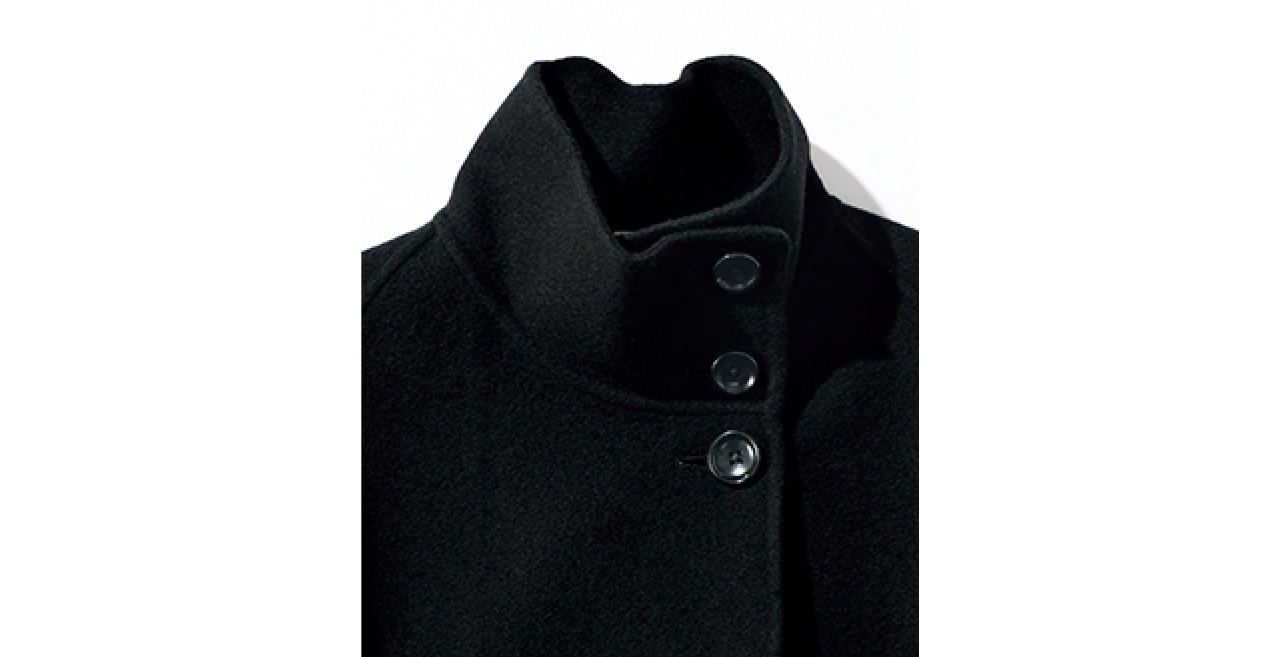 衿元にあしらわれた3つのボタンを上まで留めると、きりっとクールなスタンドカラーに。首元を暖かく包み込みます。