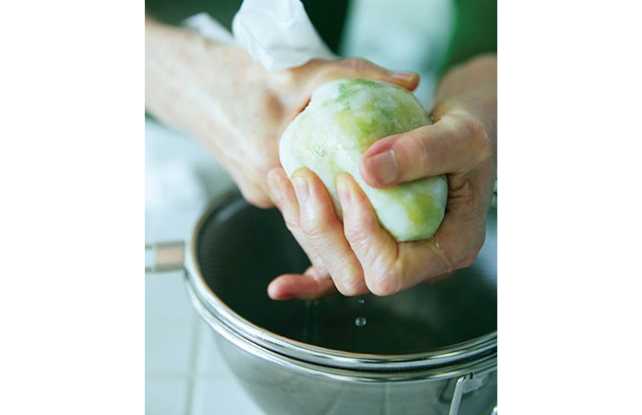 料理に使用する前に水分を絞るのを忘れずに。さらしに包み、しっかりと絞る。