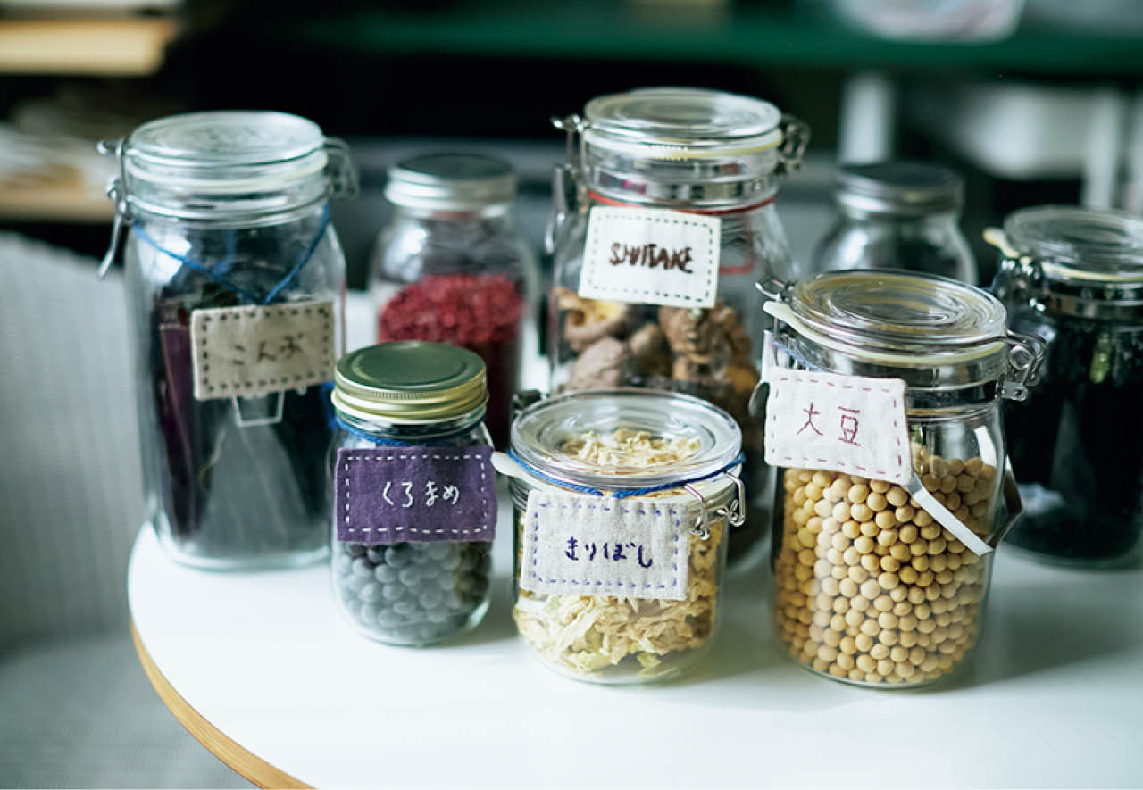 好きな瓶を並べたり、座れる場を作ったり…キッチンを〝自分の城〟にする