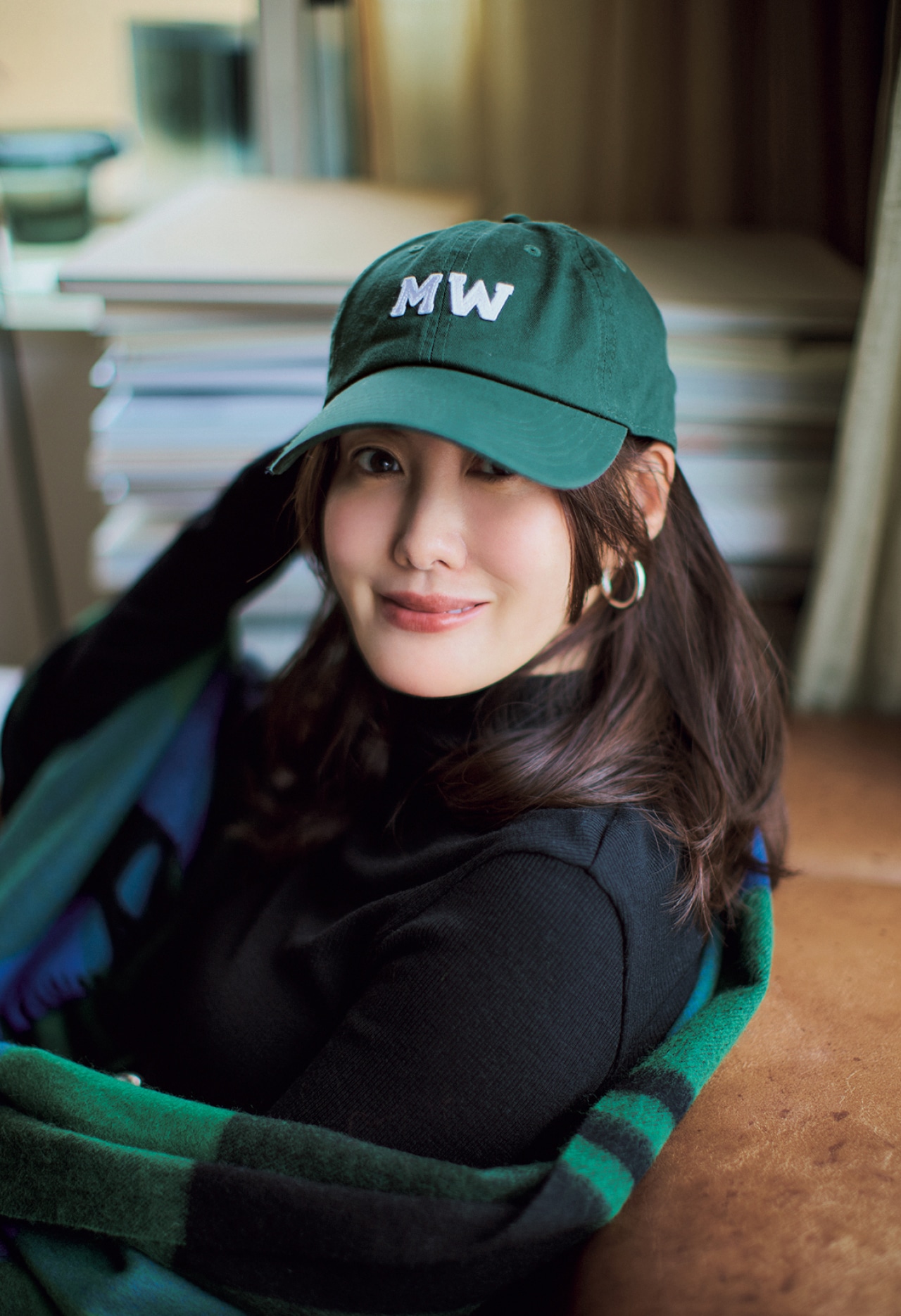 ともさかりえさんのMY WEAKNESS(マイ ウィークネス)【洗える】Hilja High Neck /ハイネックニットとMY WEAKNESS(マイ ウィークネス)【洗える】MW Cap / MWキャップのコーデ