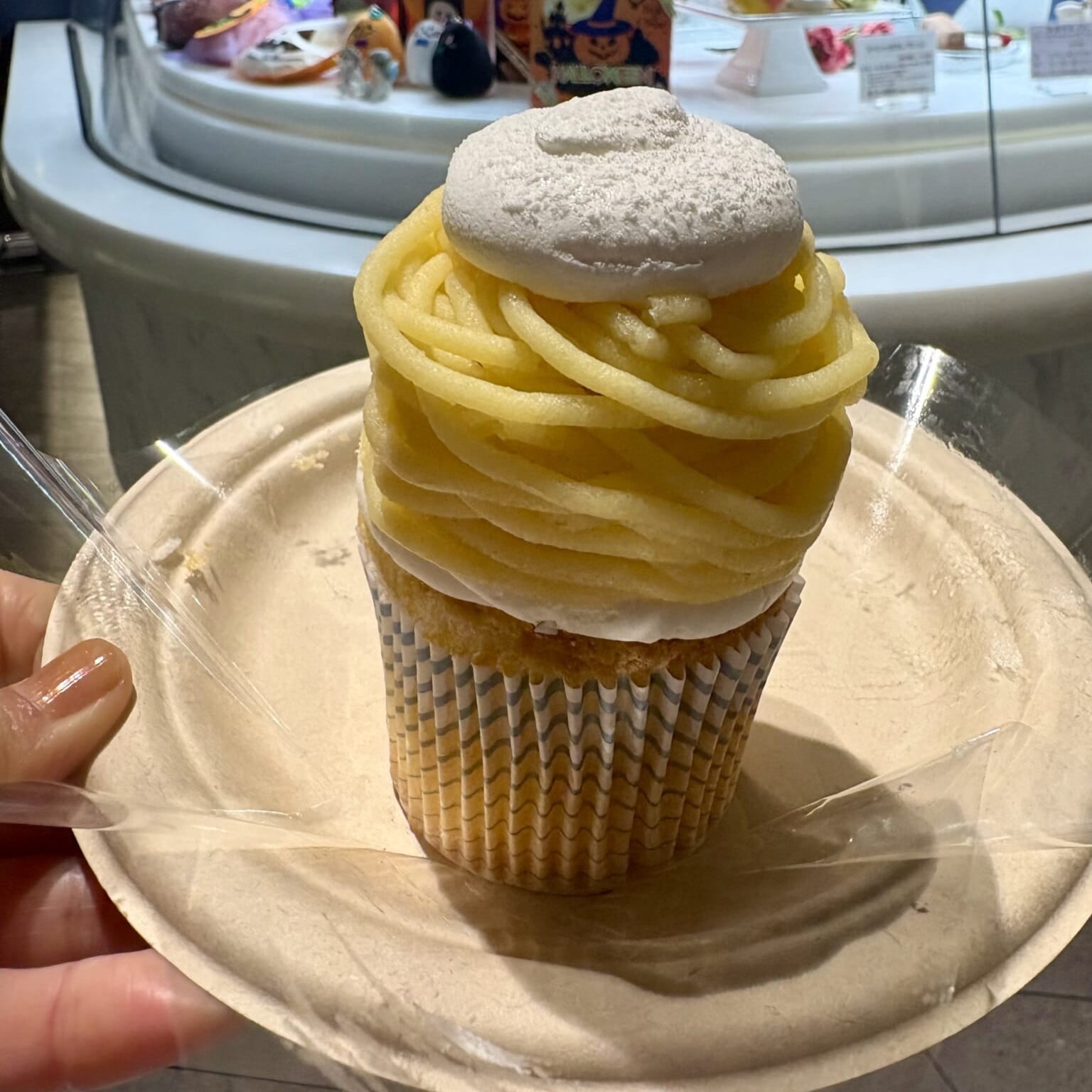 「モンブラン」お皿にのせたところ