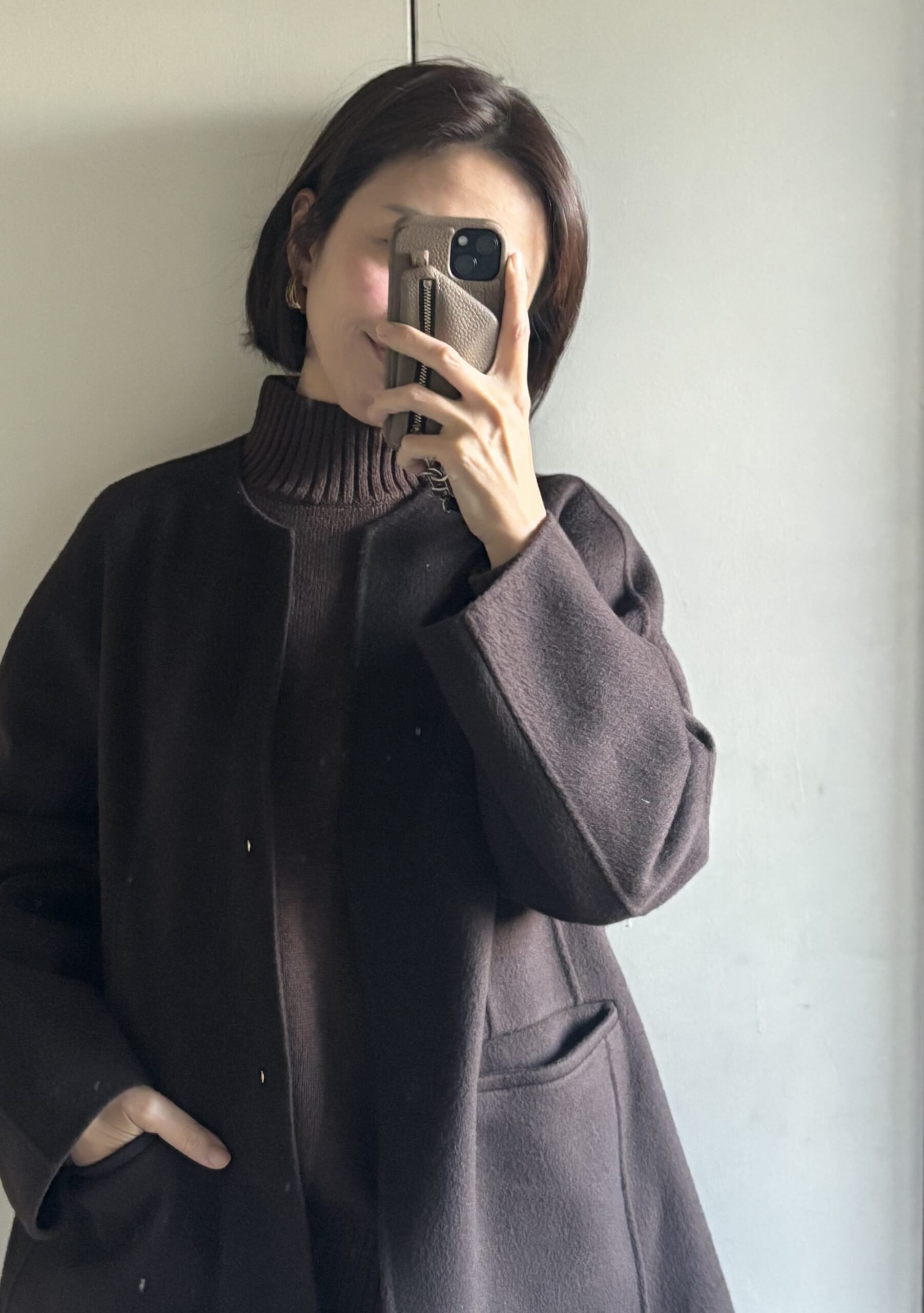 「ユニクロ：シー」のローゲージハイネックセーターを使った40代コーデ