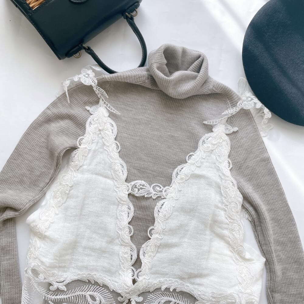 無印良品の洗えるウールハイゲージ リブ タートルネックセーター オートミール コーデ