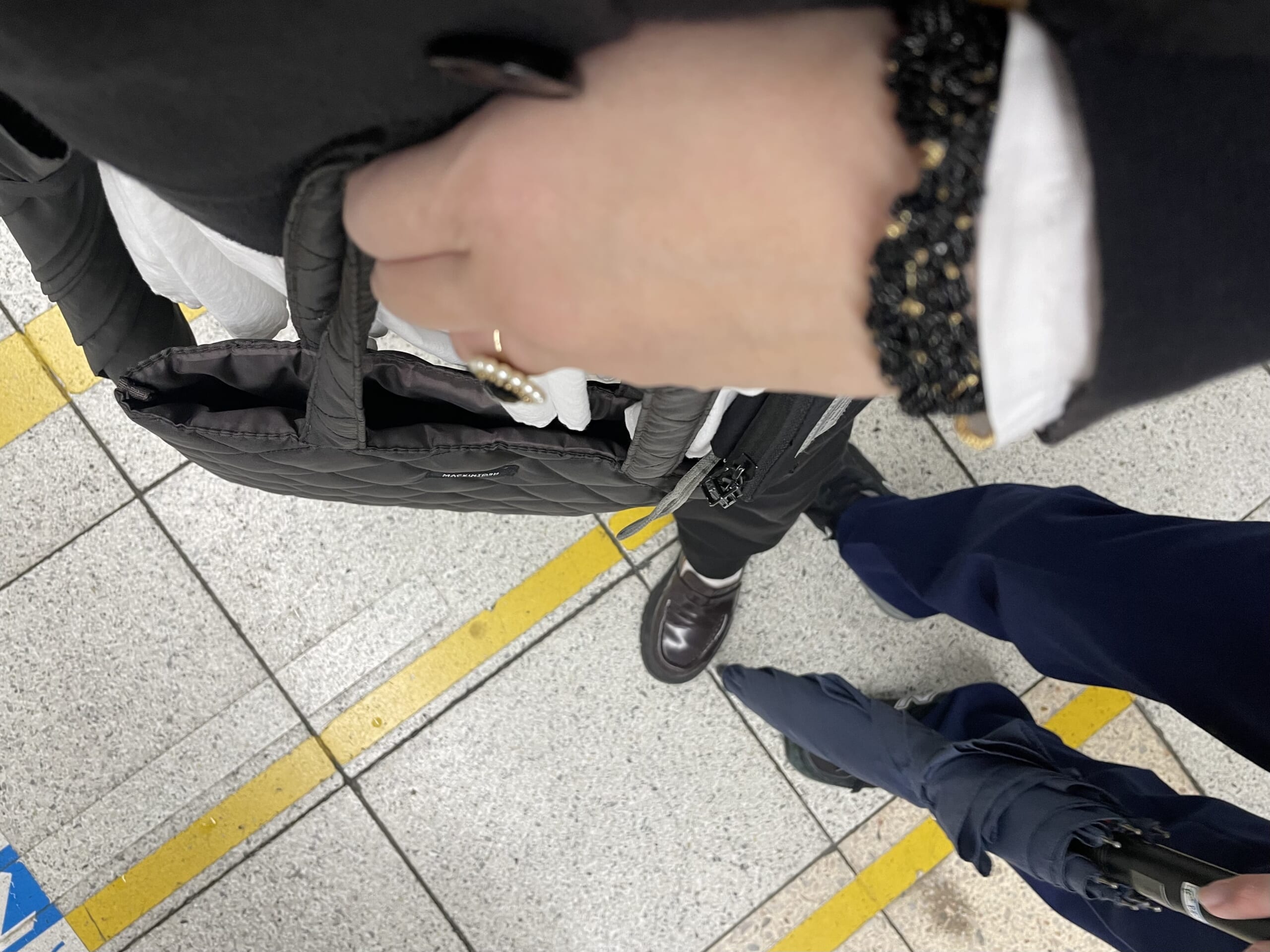 40代主婦の2025年10月下旬コーデ。学校説明会へ行った時のリアルコーデ、足元写真。