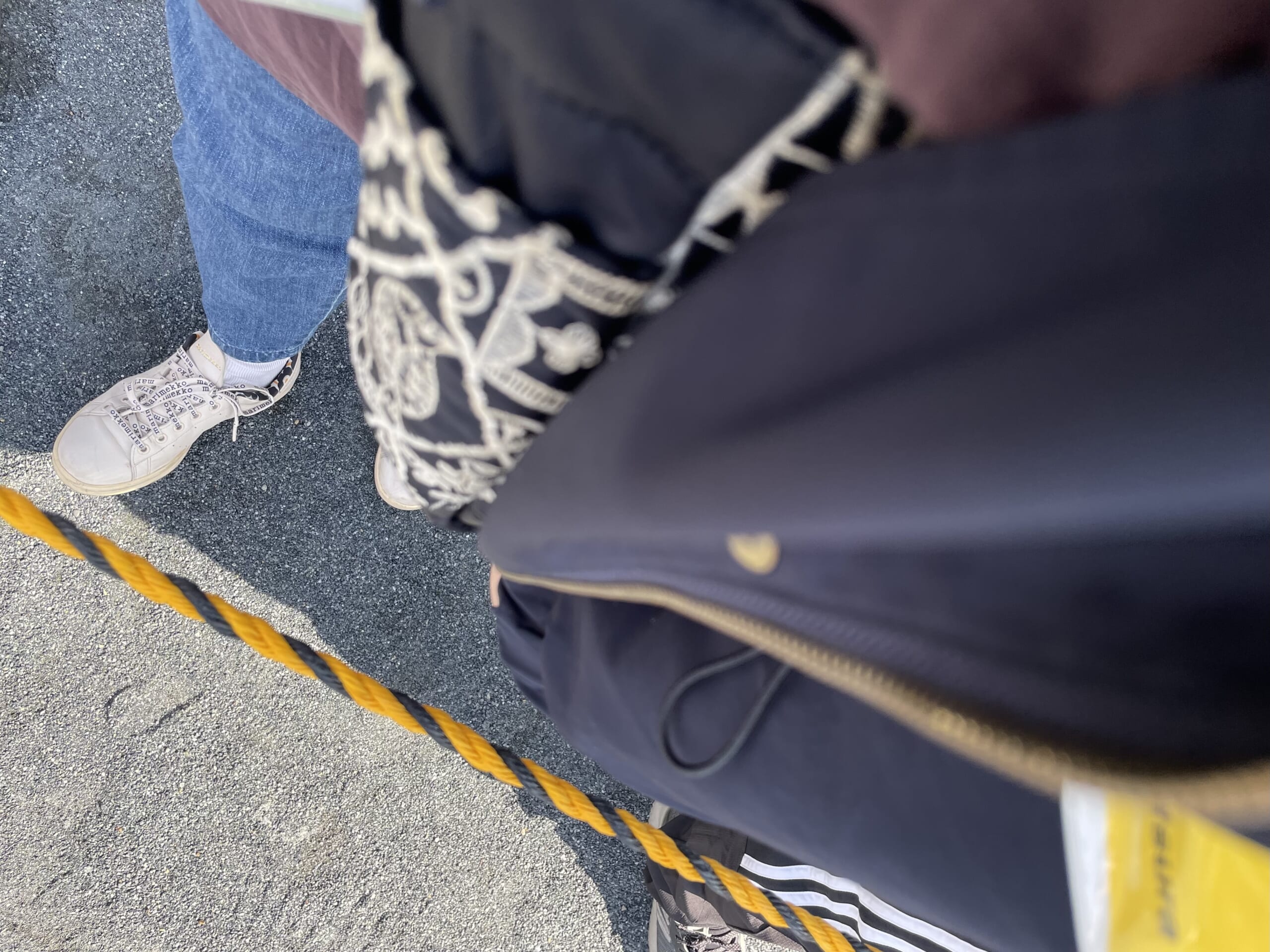 40代主婦の2025年10月下旬コーデ。運動会の時に着ていたリアルな足元写真