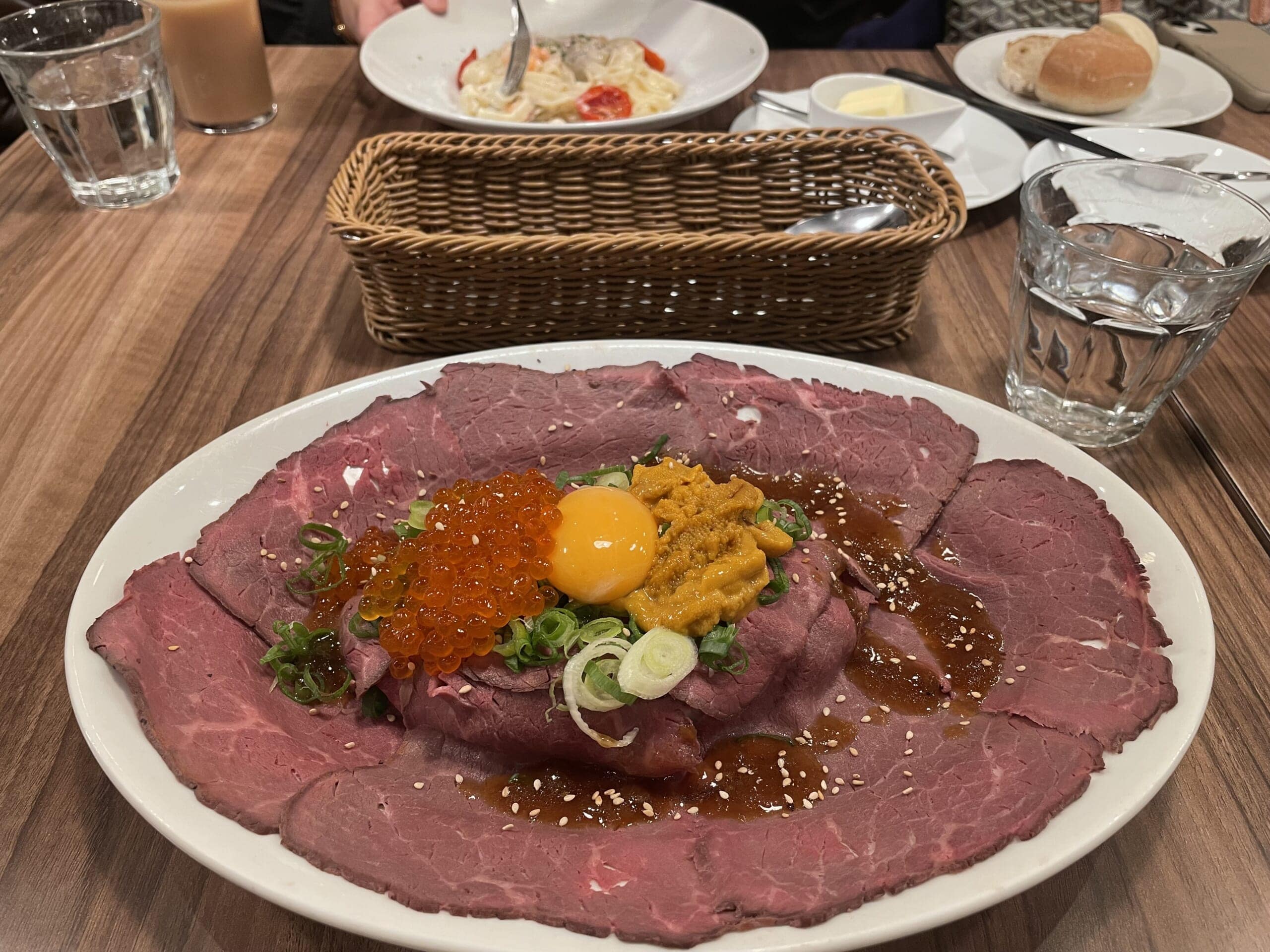 成城石井のレストランのローストビーフとイクラとウニの丼。