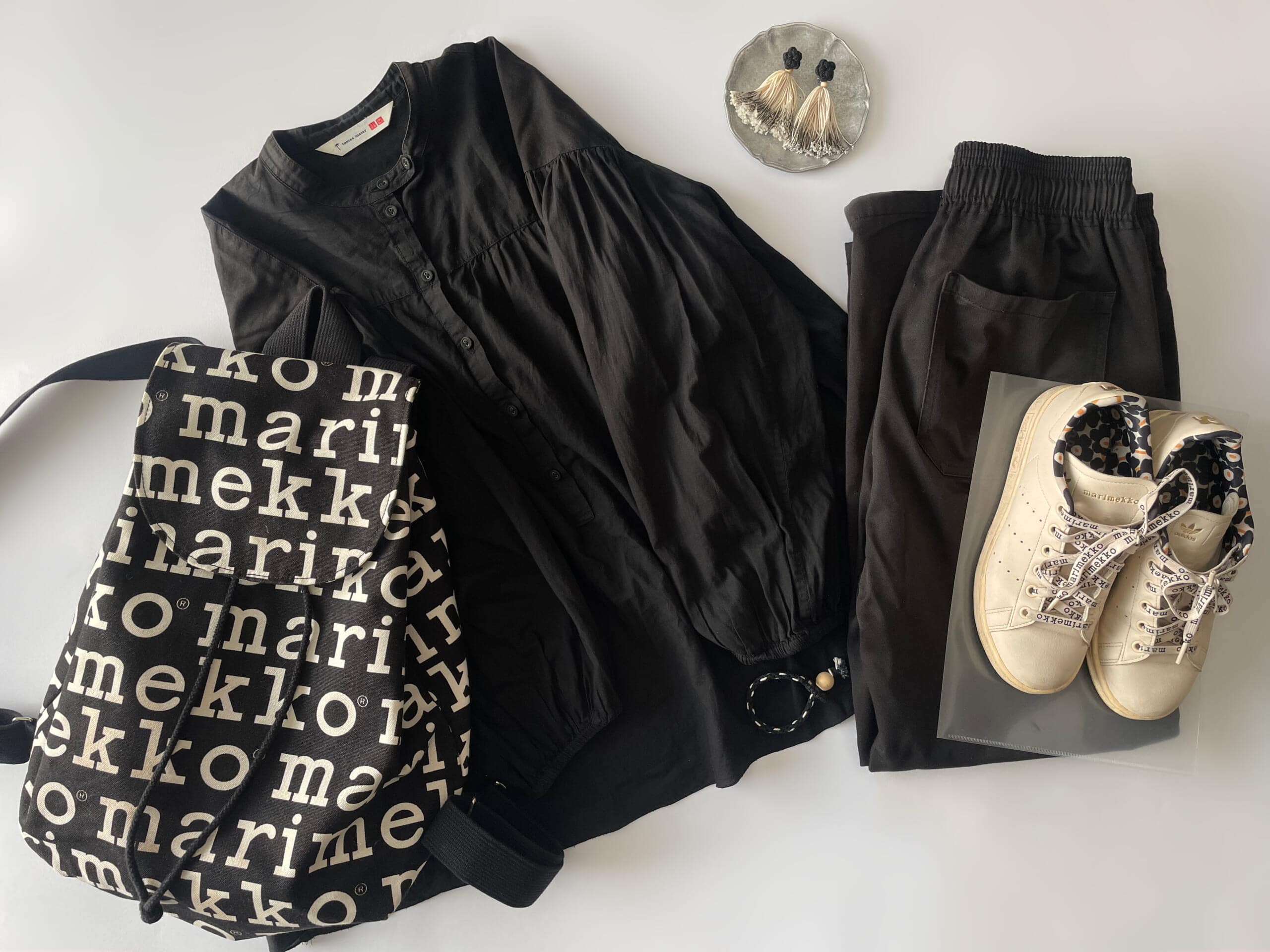 40代主婦の2025年10月下旬コーデ。ユニクロ×トーマスマイヤーのブラウスにGUのシェフパンツを合わせた上下黒コーデのフラットレイ画像。