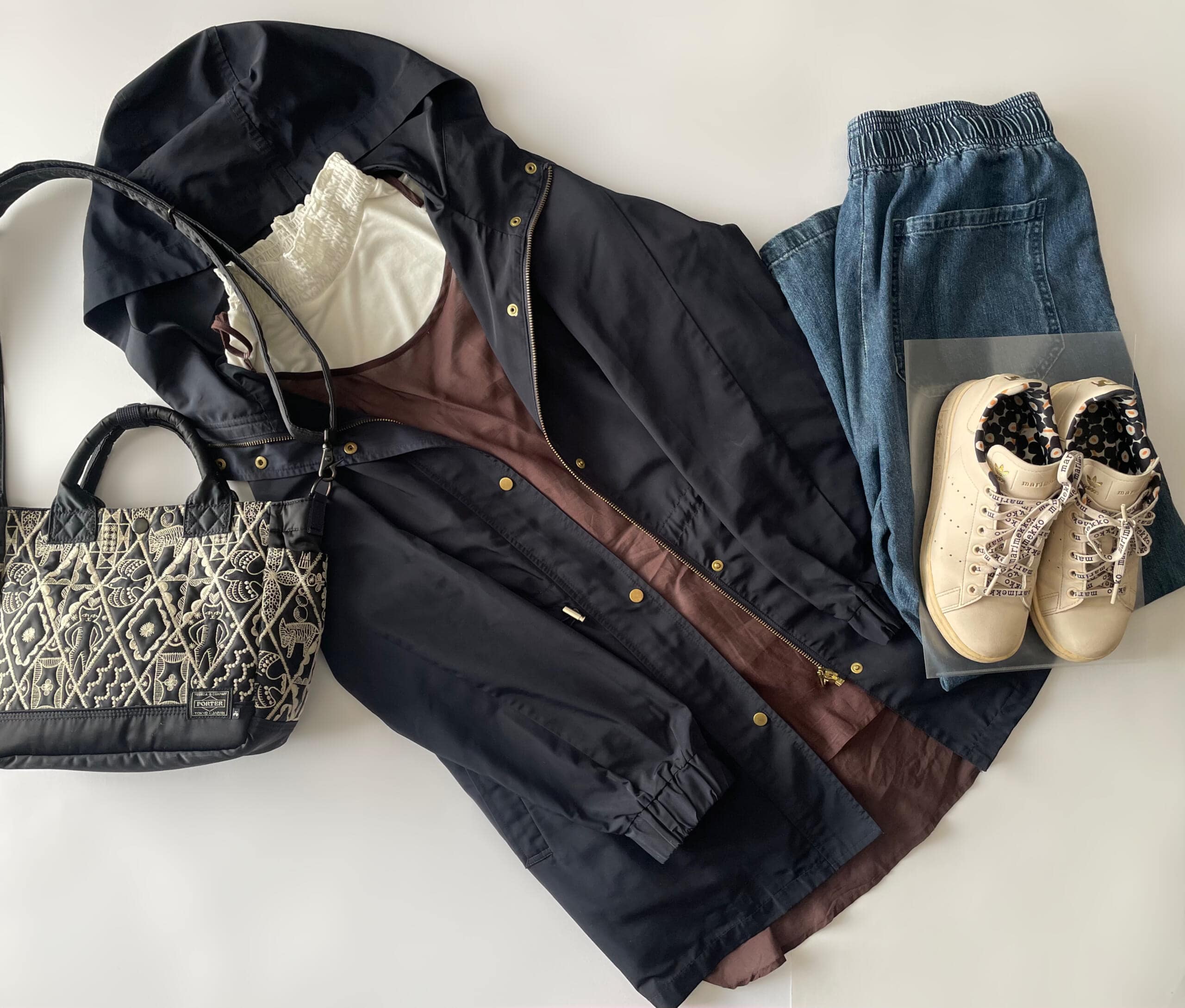 40代主婦の2025年10月下旬コーデ。チャオパニックティピーのブラウンのチュニックにGUのスタイルヒート、GUのデニムシェフパンツを合わせたフラットレイ画像。