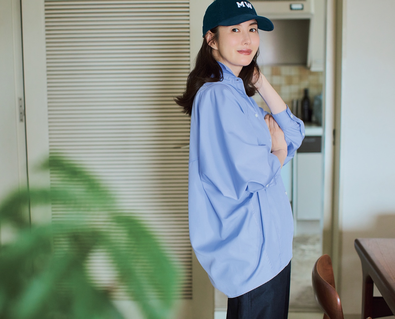 ともさかりえさんのMY WEAKNESS(マイ ウィークネス)【洗える】Hilja Dolman Sleeve Shirt /ドルマンスリーブシャツとMY WEAKNESS(マイ ウィークネス)【洗える】MW Corduroy Cap /MW コーデュロイキャップのコーデ