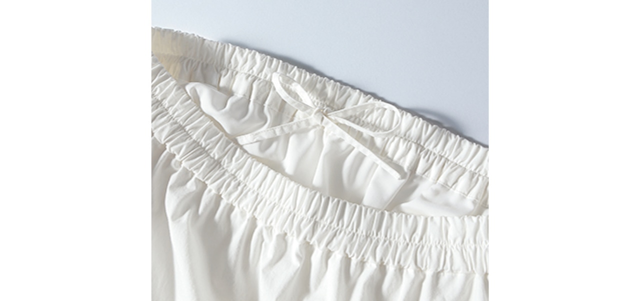 ウエストはループに縫い付け捻れにくくしたギャザーゴムと、内紐のダブル仕様。フィット感の調整も楽ちん。