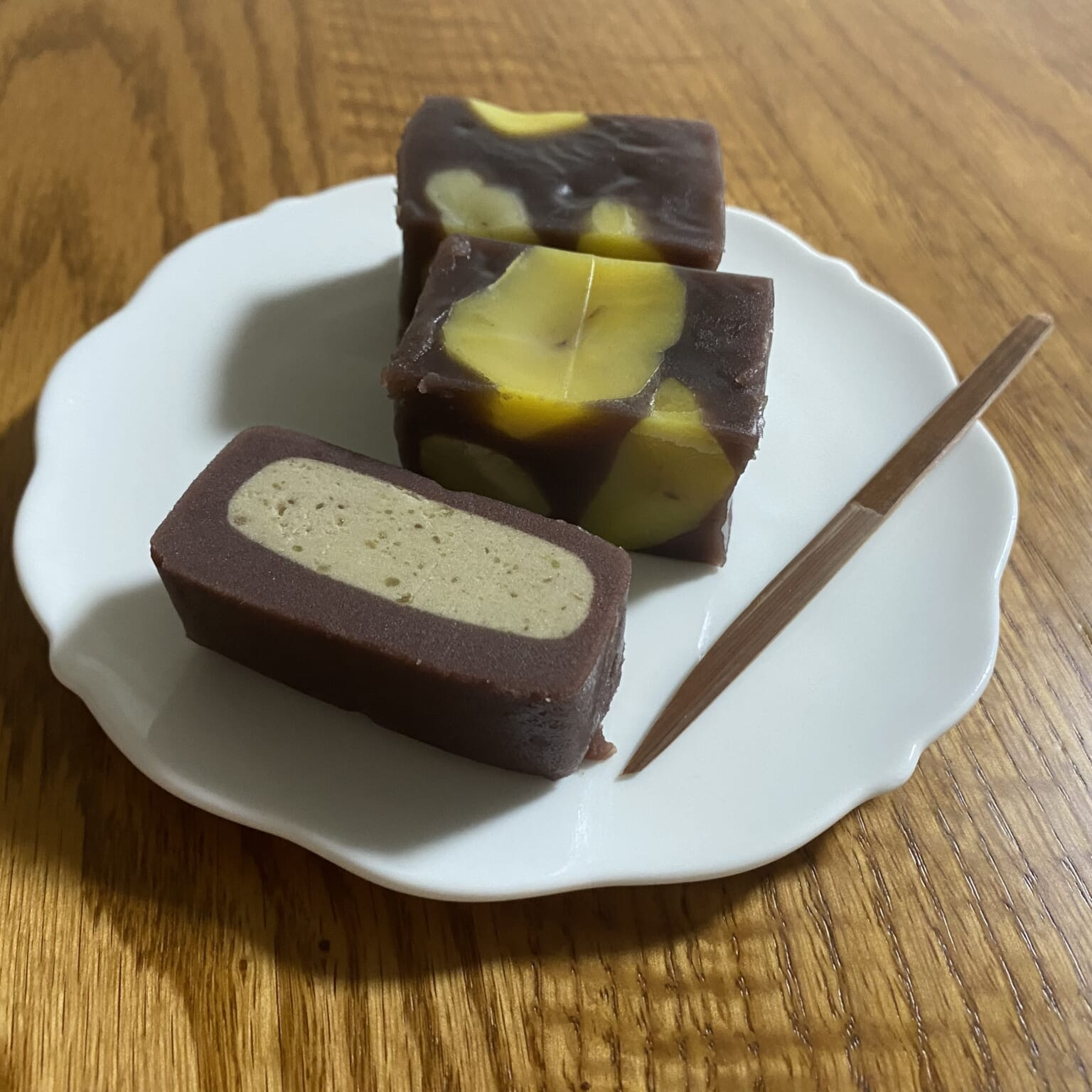 すや「栗蒸羊羹」、恵那川上屋「くり壱」カットしたところ