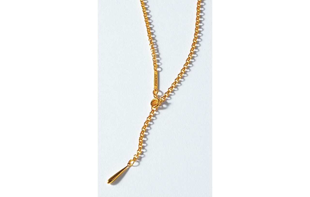 全長43㎝のチェーンは、2段階で長さ調節が可能。エンドパーツは、洗練感のあるドロップモチーフに！