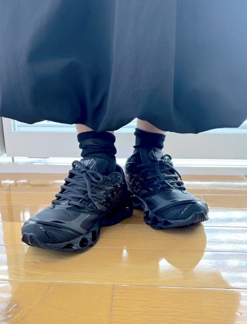 ミズノ WAVE PROPHECY LS GTX 黒スカートコーデ