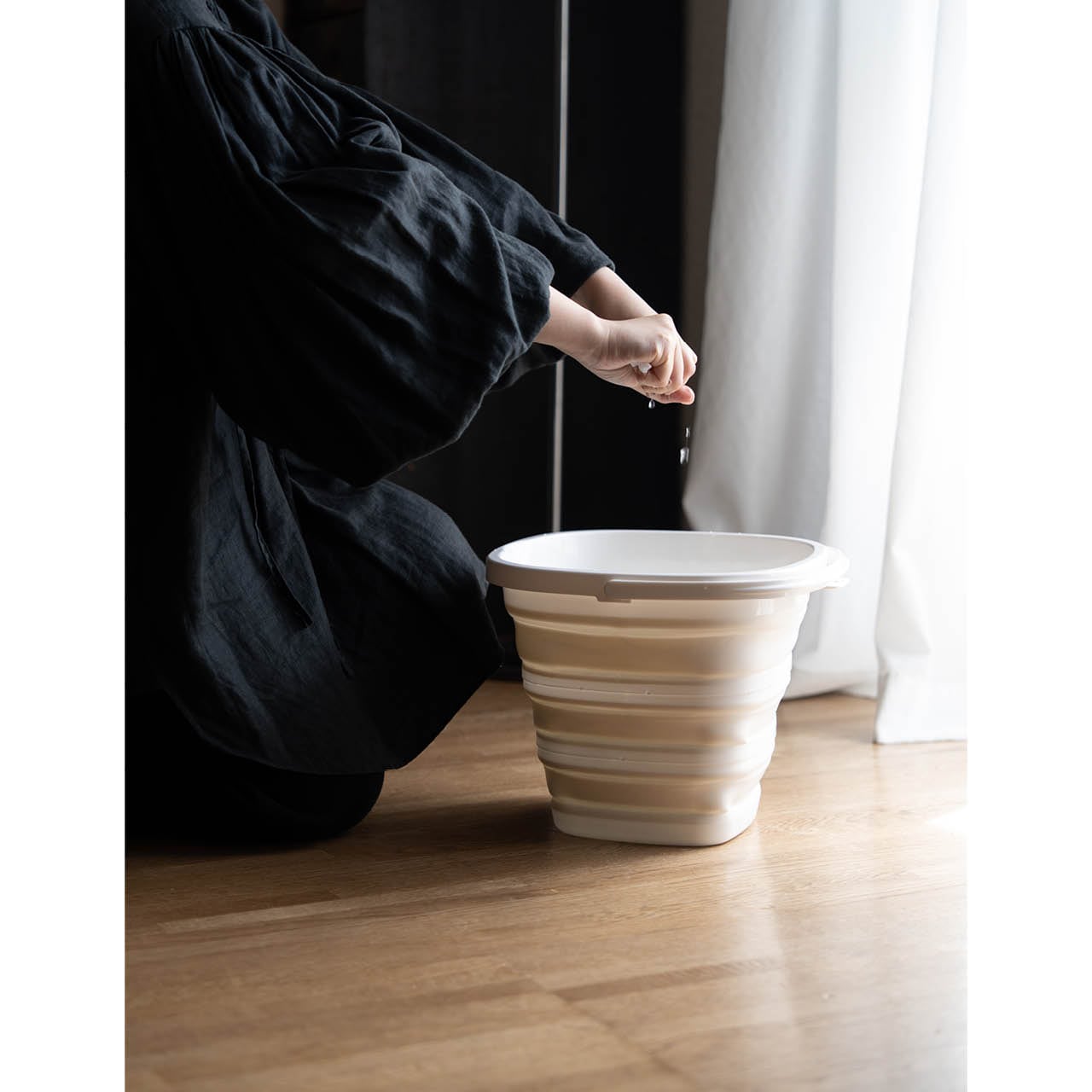 バケツに入れたぬるま湯でウエスをぬらして絞り、「拭く活」開始。途中で何度かすすぎながら進めるそう。