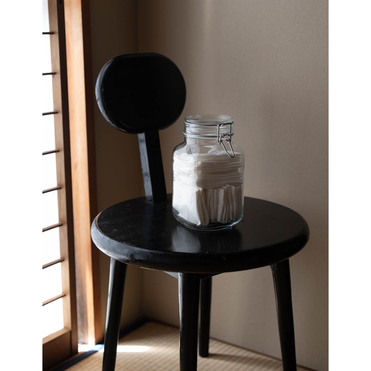 使い古したふきんやシーツを切ってウエスにし、瓶に収納。