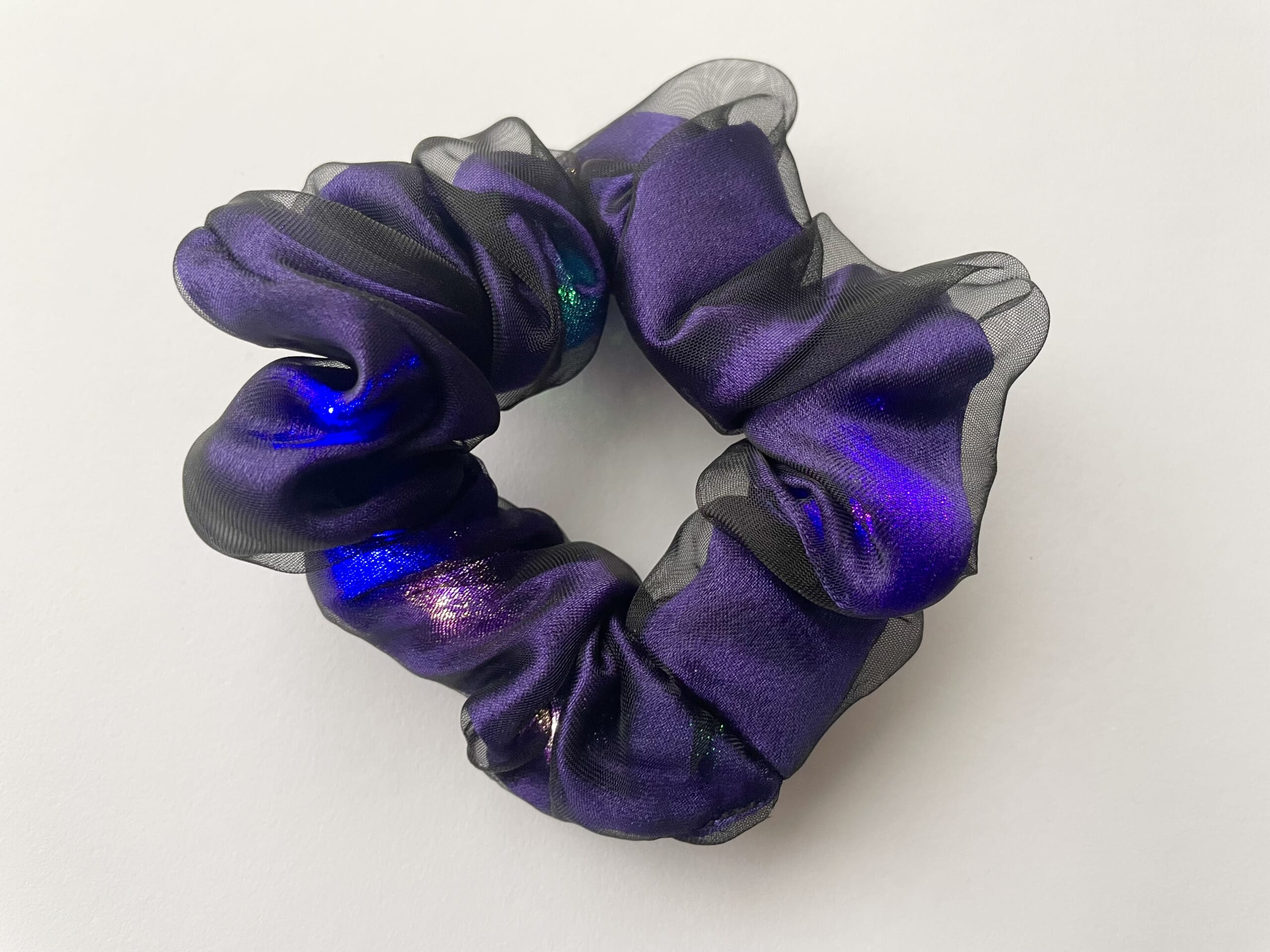 スリーコインズの光るシュシュ、スイッチを入れた後の光る様子