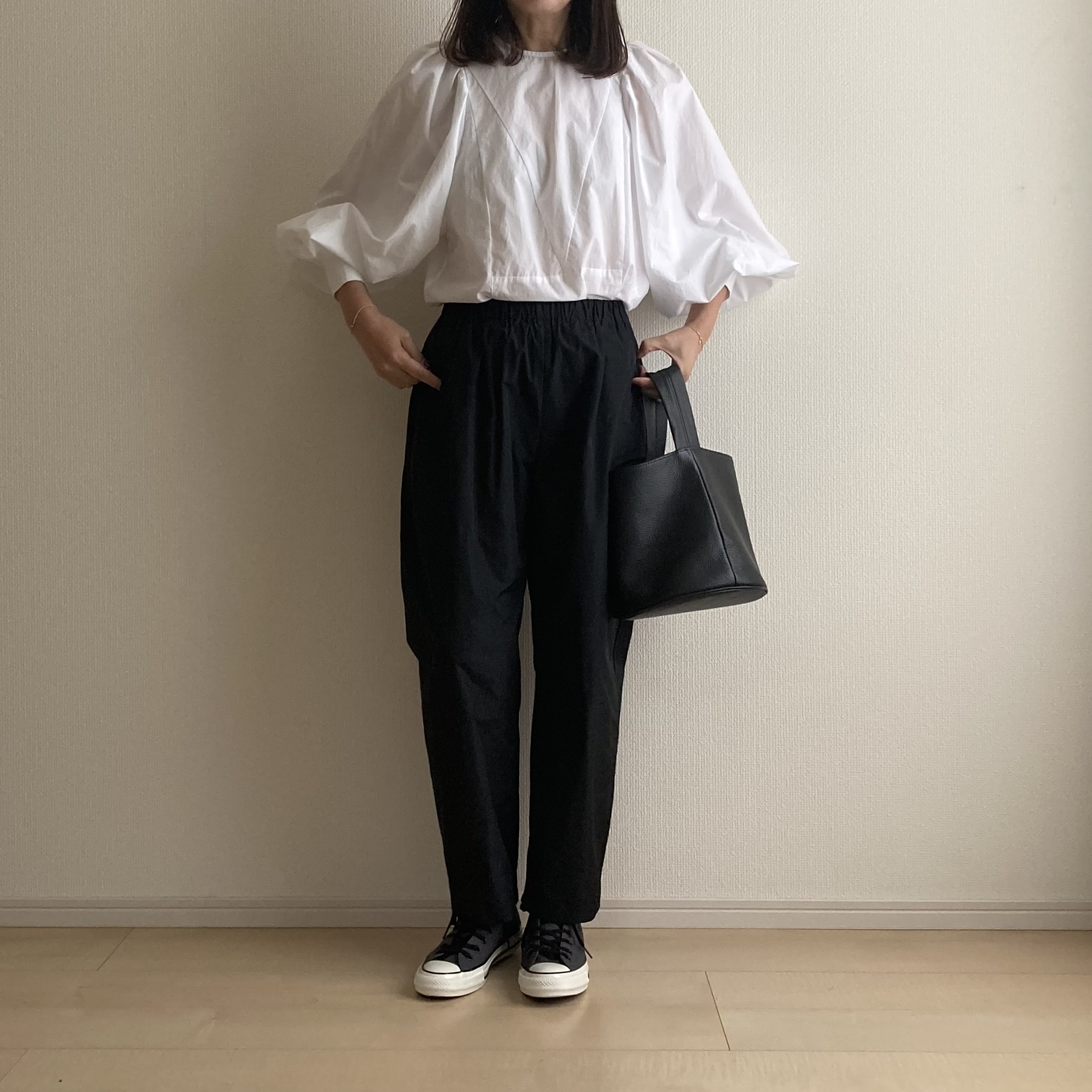 40代女性がボリュームスリーブシャツとコンバースを履いた着画