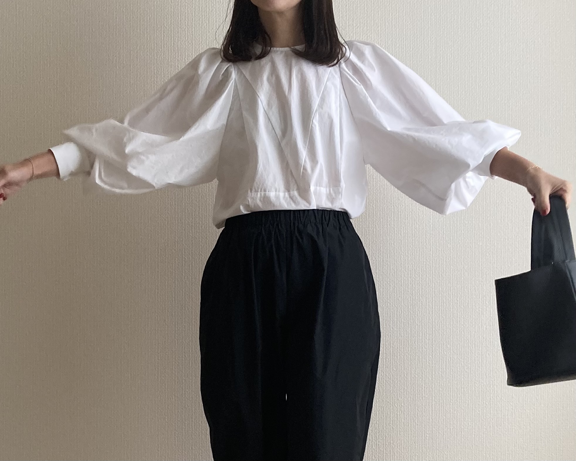 40代女性がボリュームスリーブシャツとコンバースを履いた着画