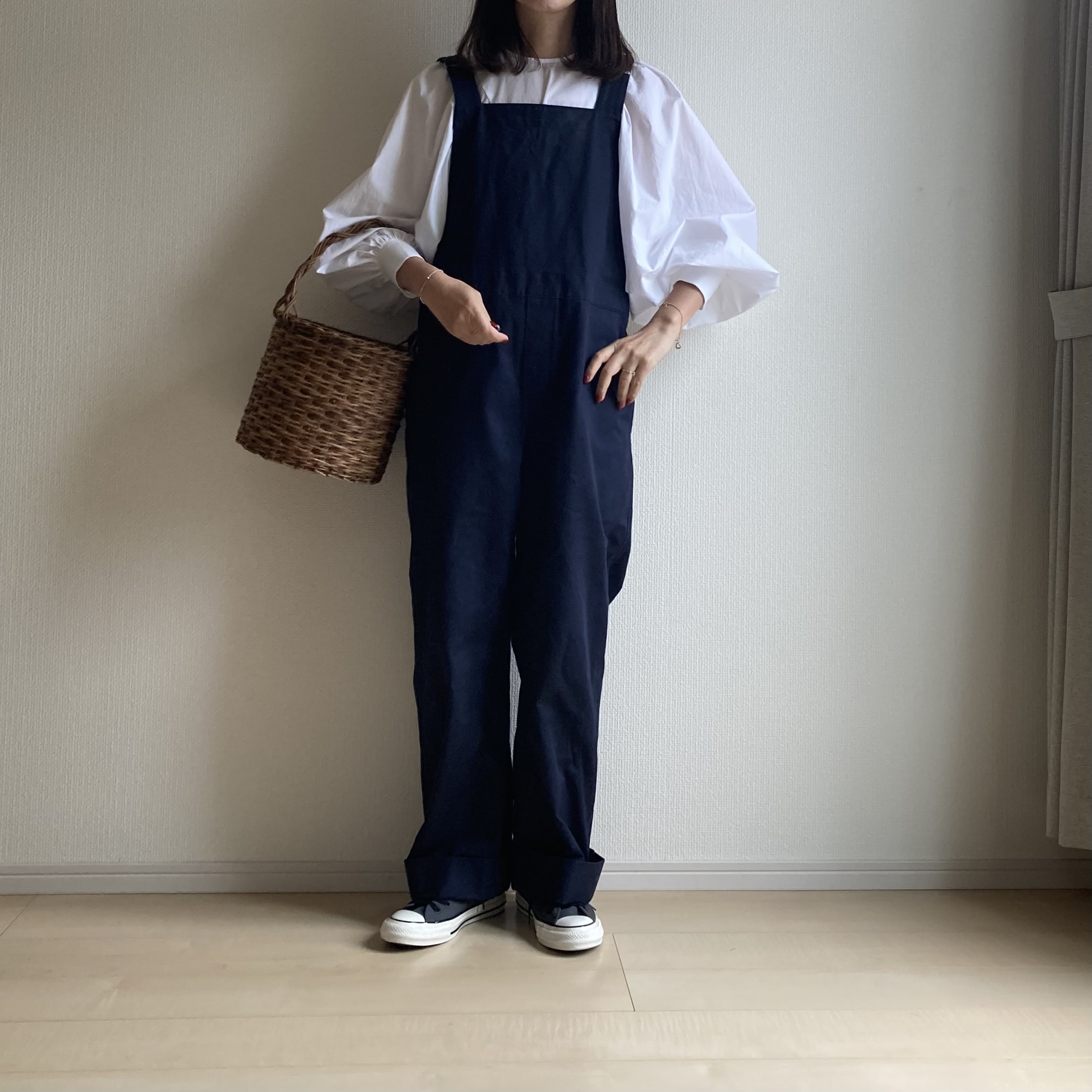 40代女性のボリュームスリーブシャツとオーバーオールの着たところ