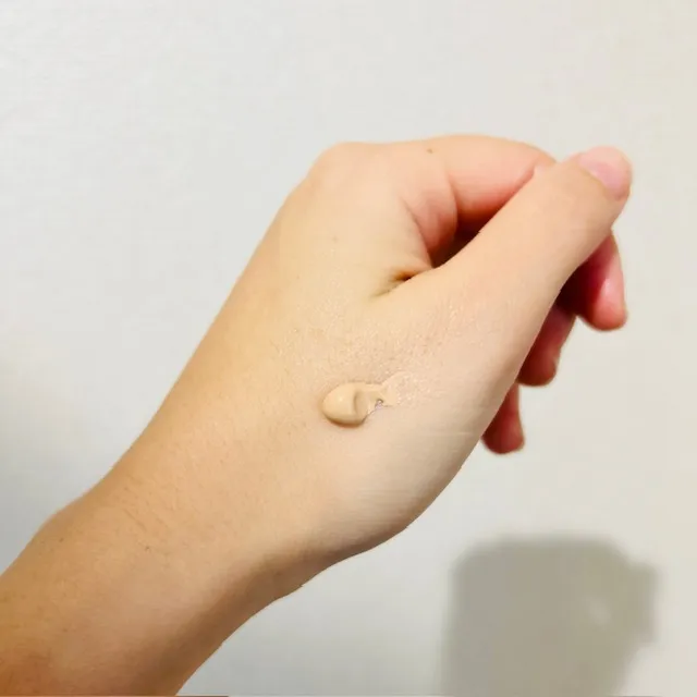 SUQQU「スキンケア クリーム ティント」手に出したところ