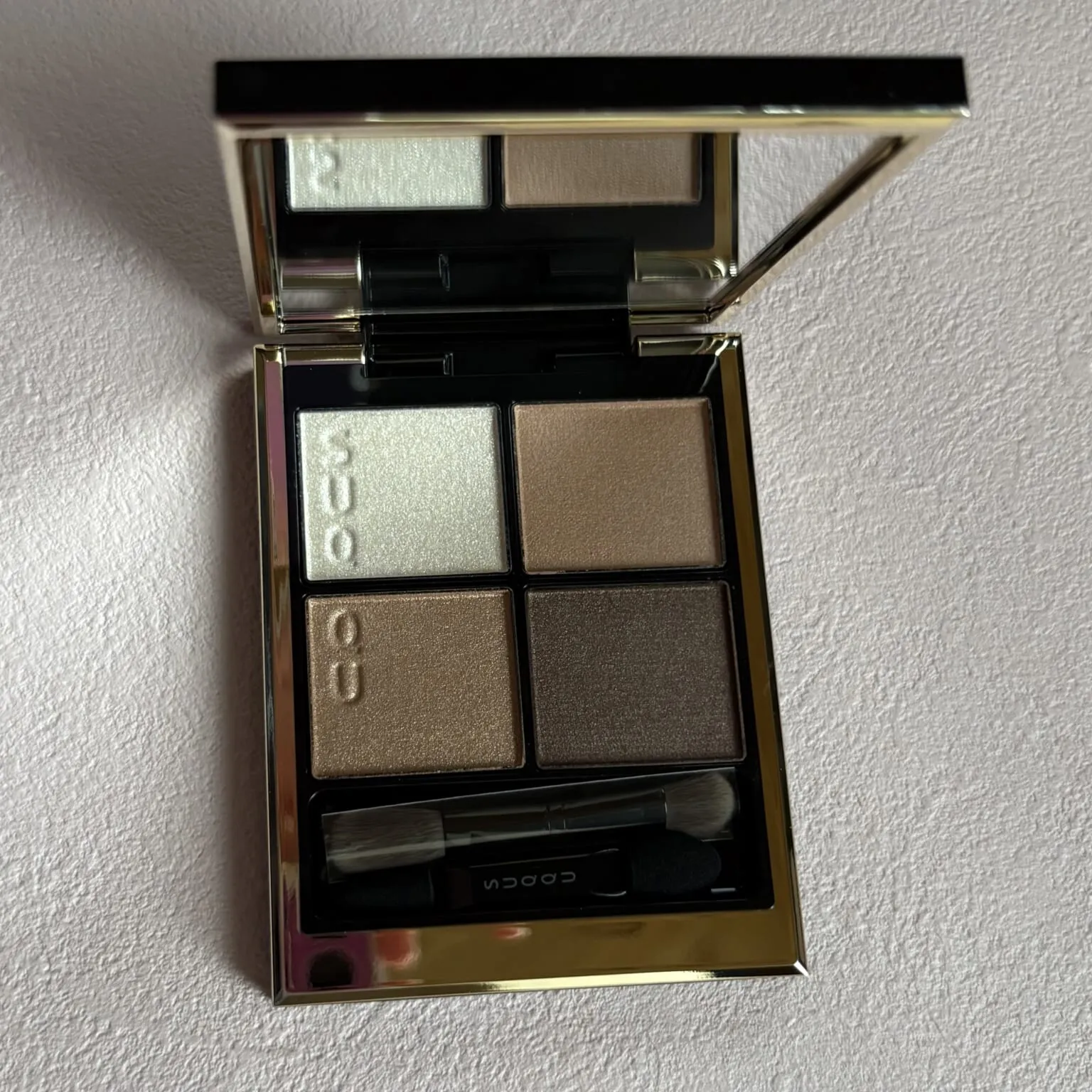 SUQQU「シグニチャー カラー アイズ 15 凛覗 -RINNOZOKI」中身2