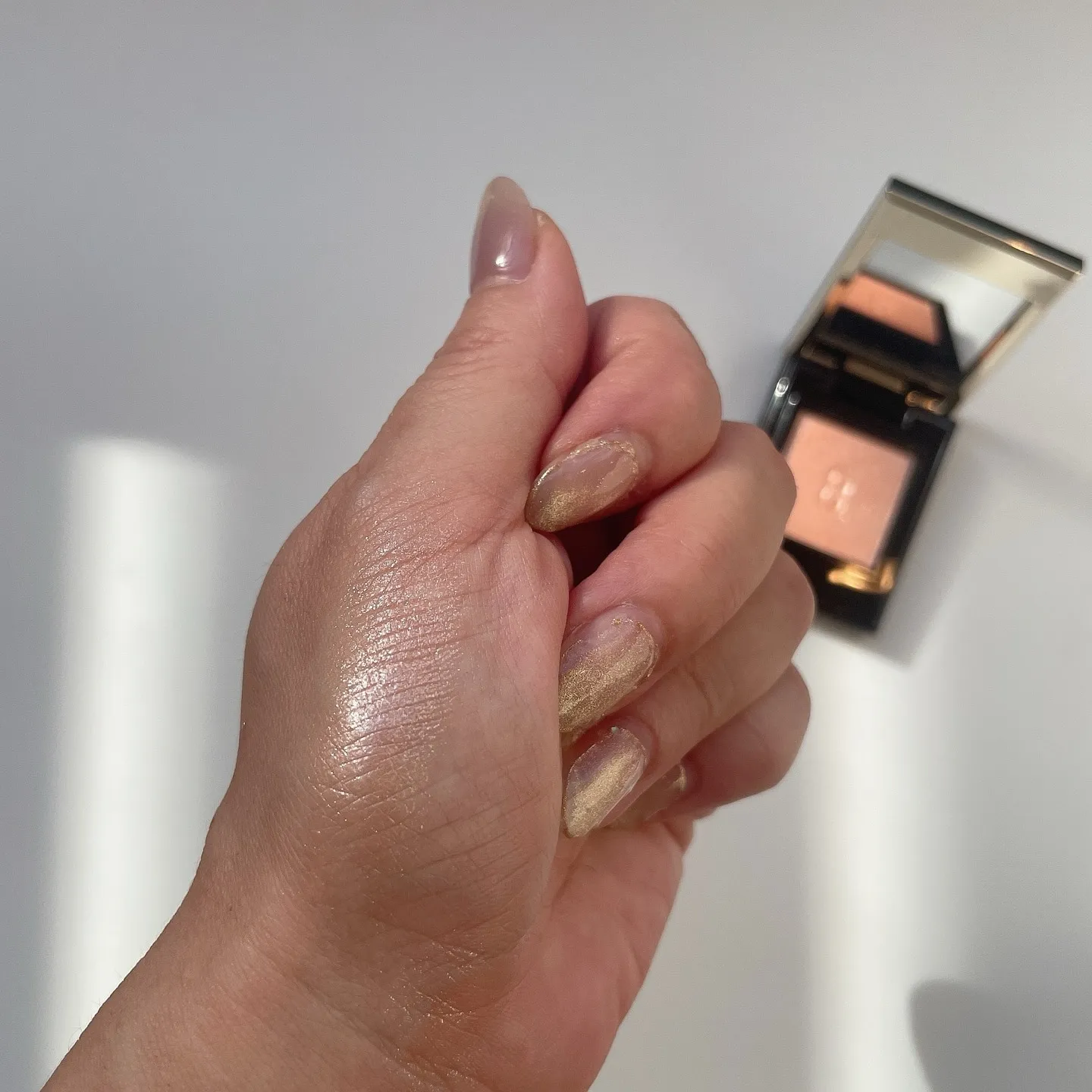 SUQQU「モノ ルック アイズ L-01 纏艶 -MATOITSUYA」手に塗ったところ