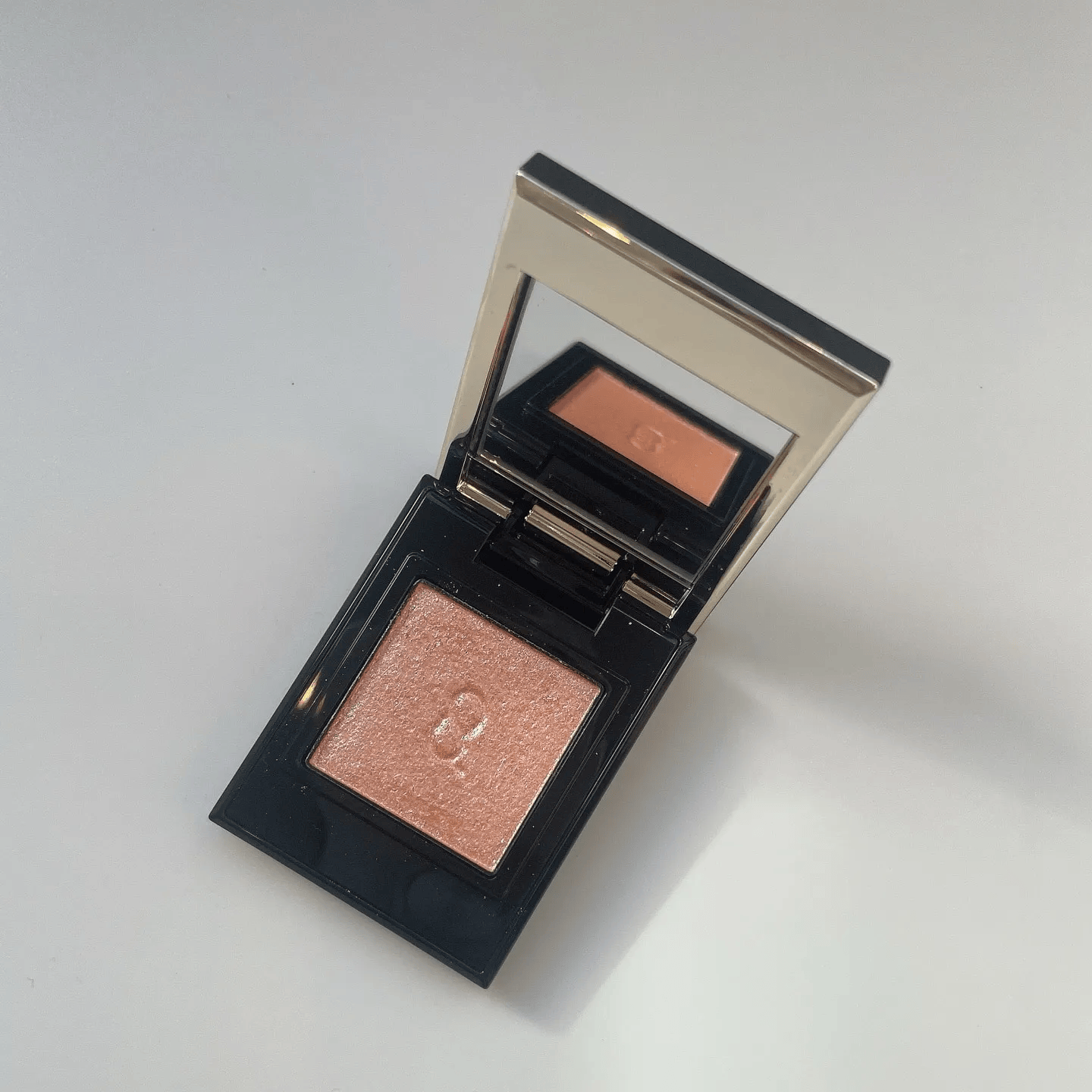 SUQQU「モノ ルック アイズ L-01 纏艶 -MATOITSUYA」中身