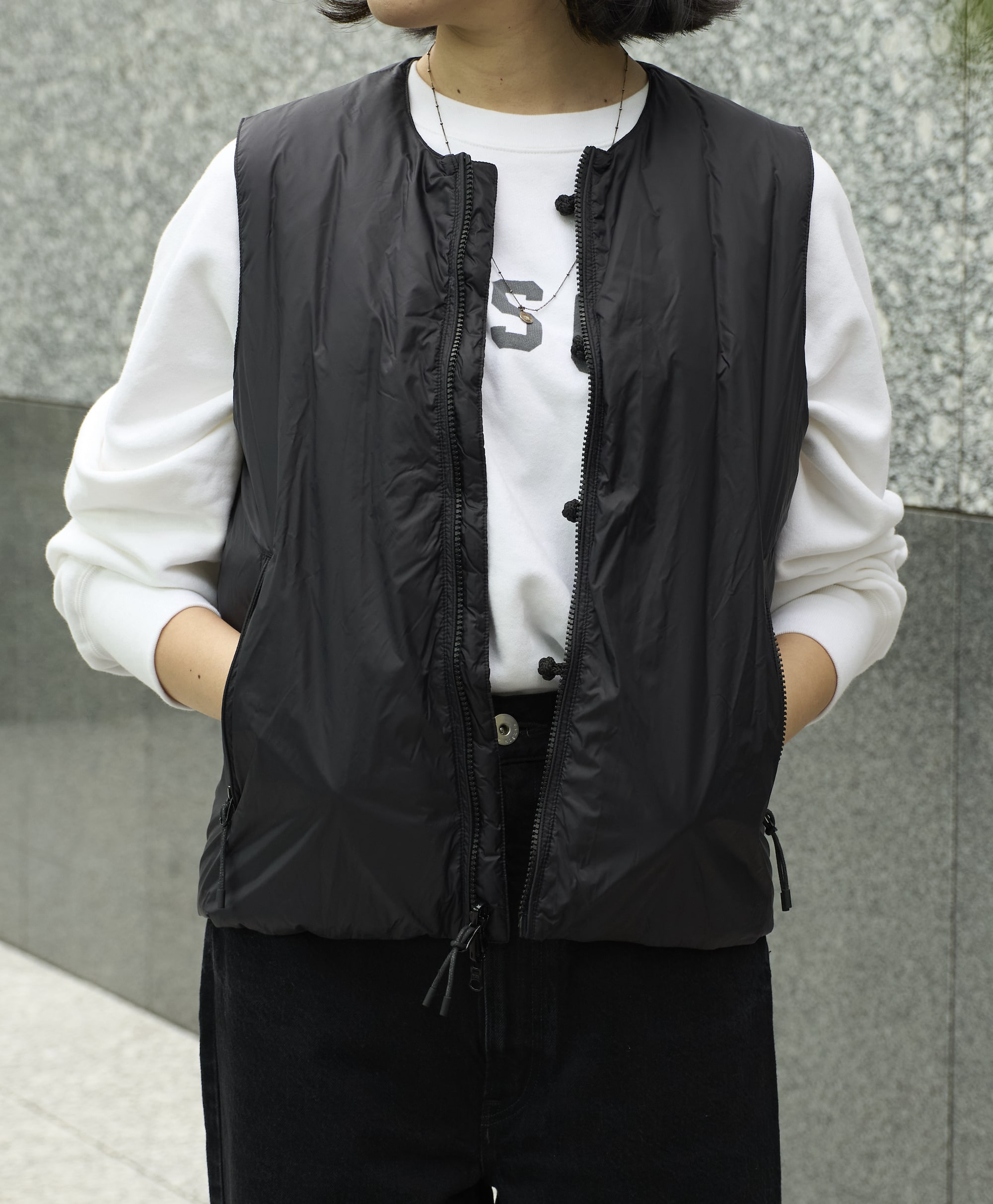 TAIONのリバーシブルダウンベストを試着