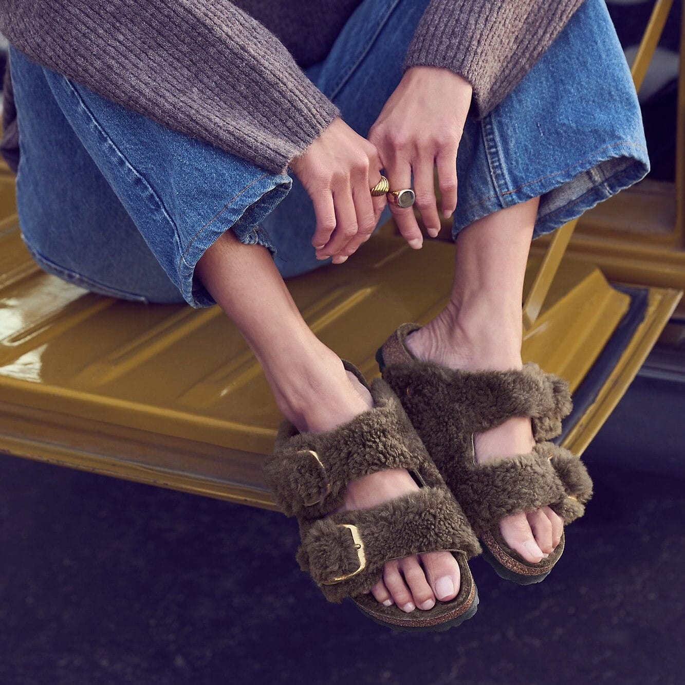 "BIRKENSTOCK
Arizona Big Buckle Teddy
￥29,700"　GRAY