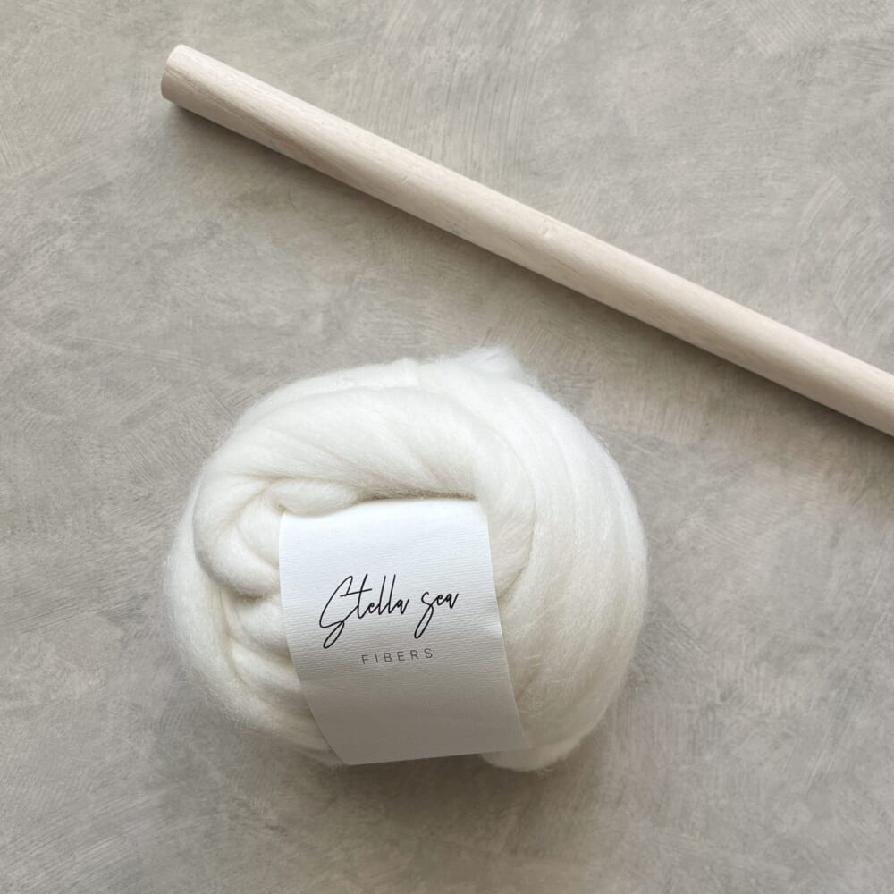 メリノトップウールの毛糸とセリアの桐材45cmの棒