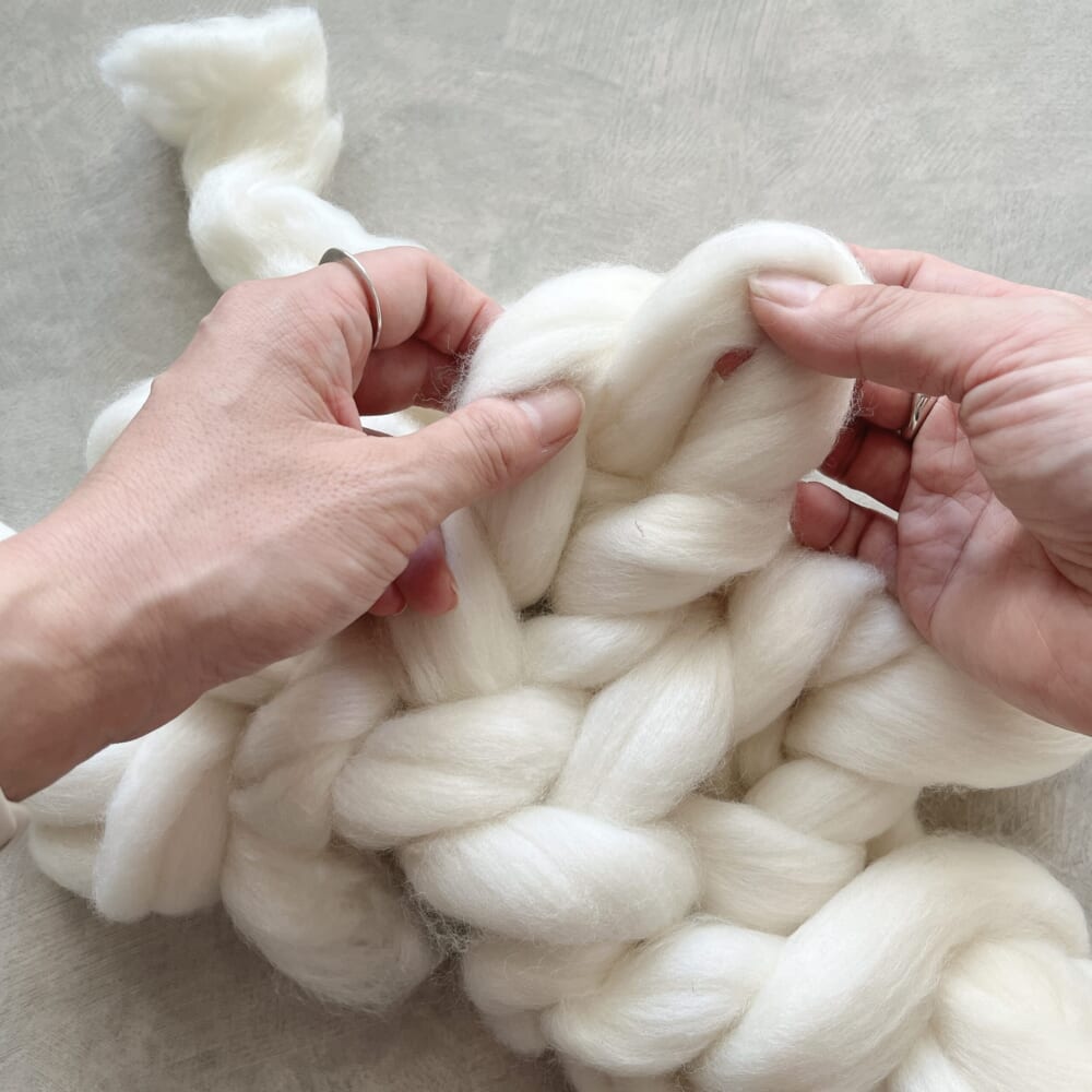 LEE100人隊が毛糸のタペストリーを編む様子