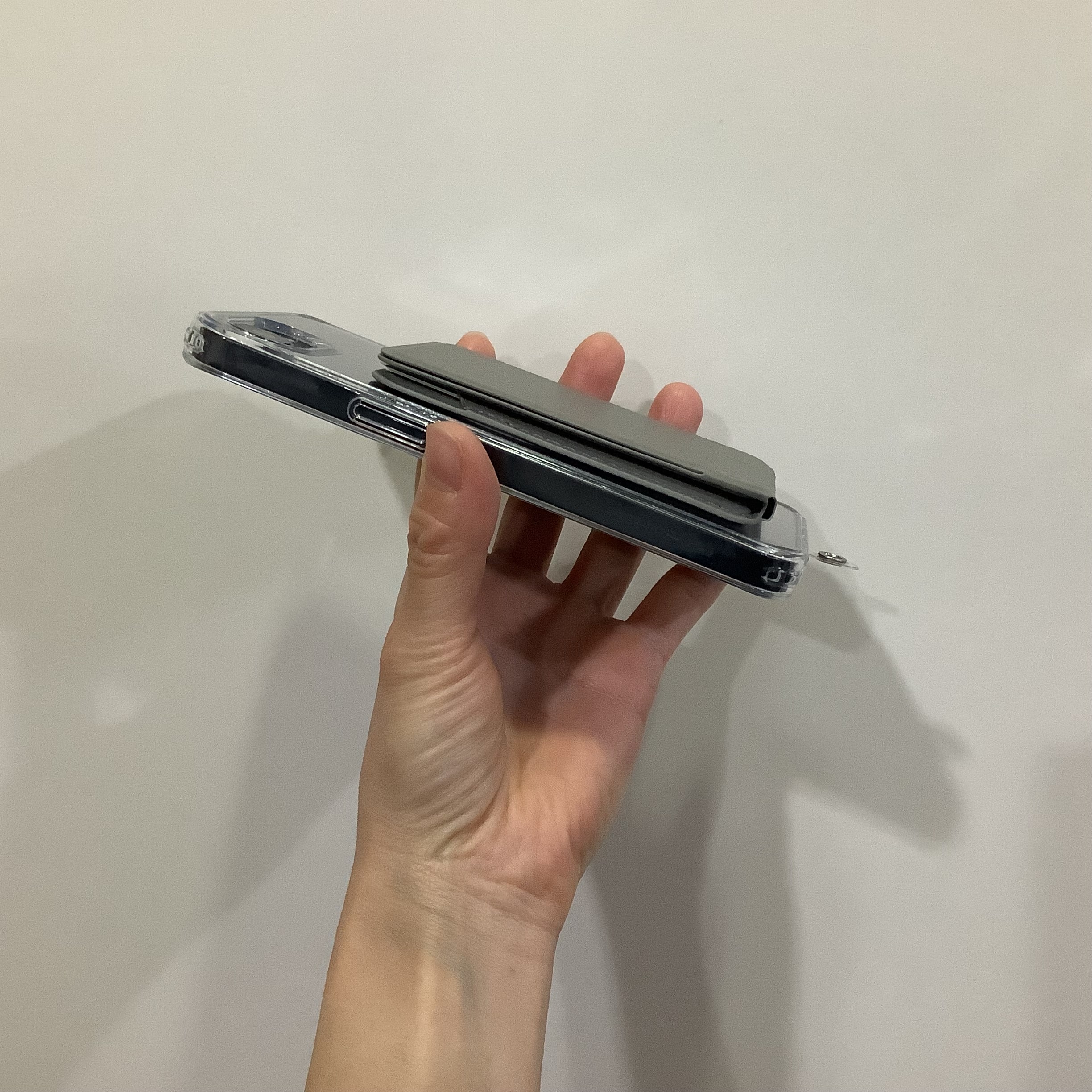 iPhone16e　ストラップ　art of black　パラコード　moft 8 in 1 ESR スマホケース　保護フィルム　画面　magsafe