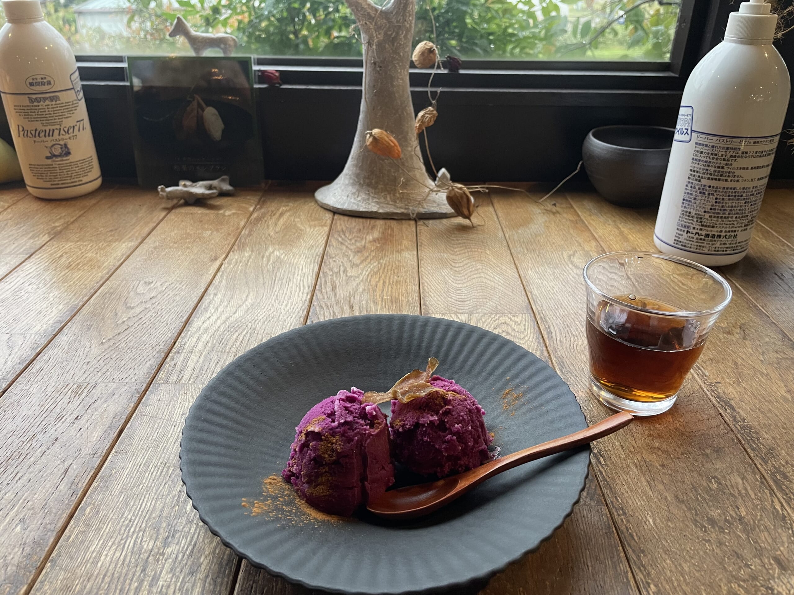 JIKE STUDIOカフェの山葡萄のジェラート