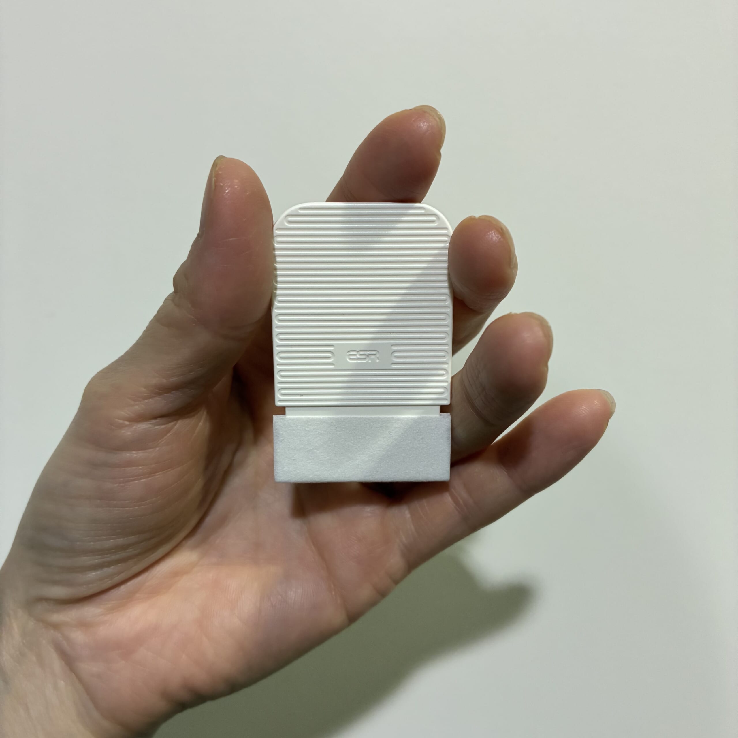 iPhone16e ストラップ art of black パラコード moft 8 in 1 ESR スマホケース 保護フィルム 画面 magsafe