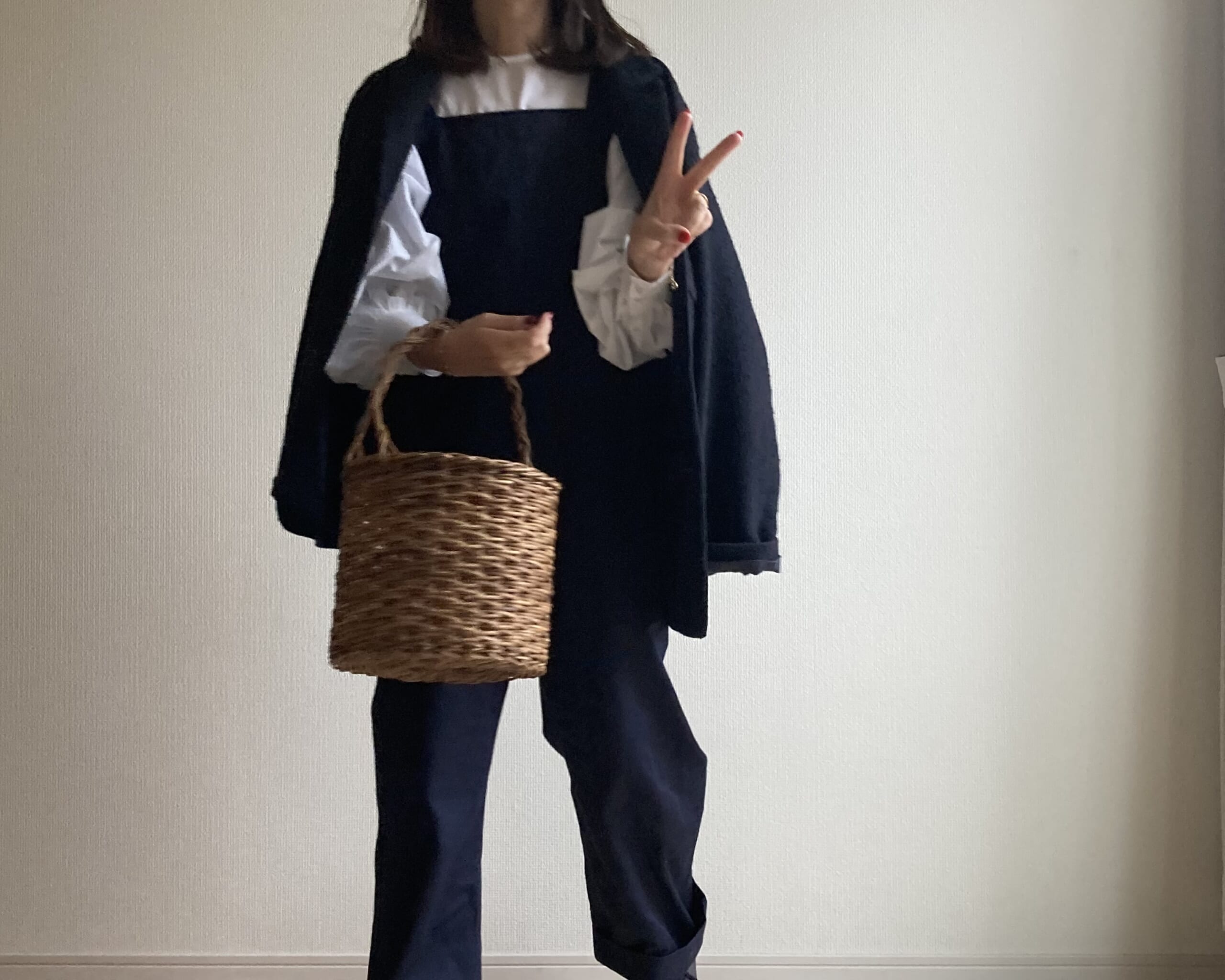 40代女性のボリュームスリーブシャツとオーバーオールとカゴの着画