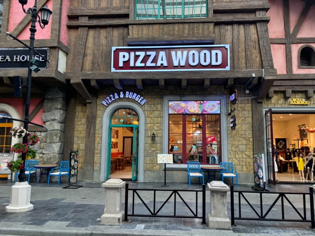 ヴィンワンダーズ フーコック内のPIZZAWOODピザ屋さんの写真