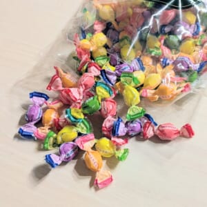 カラフルな包み紙のフルーツチョコ