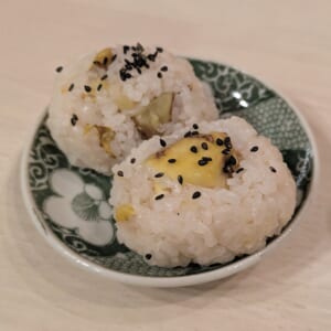 余った栗ご飯でおにぎり。翌日のお楽しみ