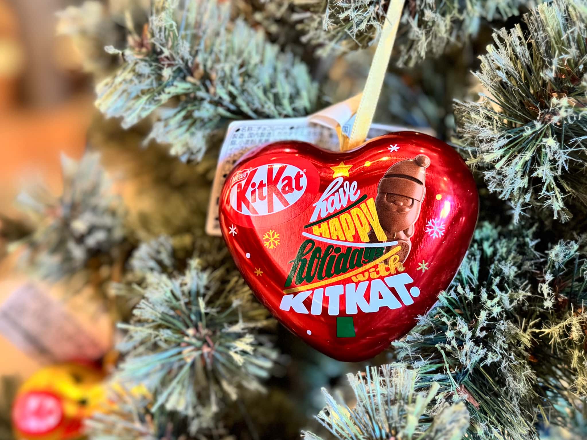 初登場「キットカット ホリデイサンタ ハートオーナメント缶」3個入り ¥1,080 オモテ