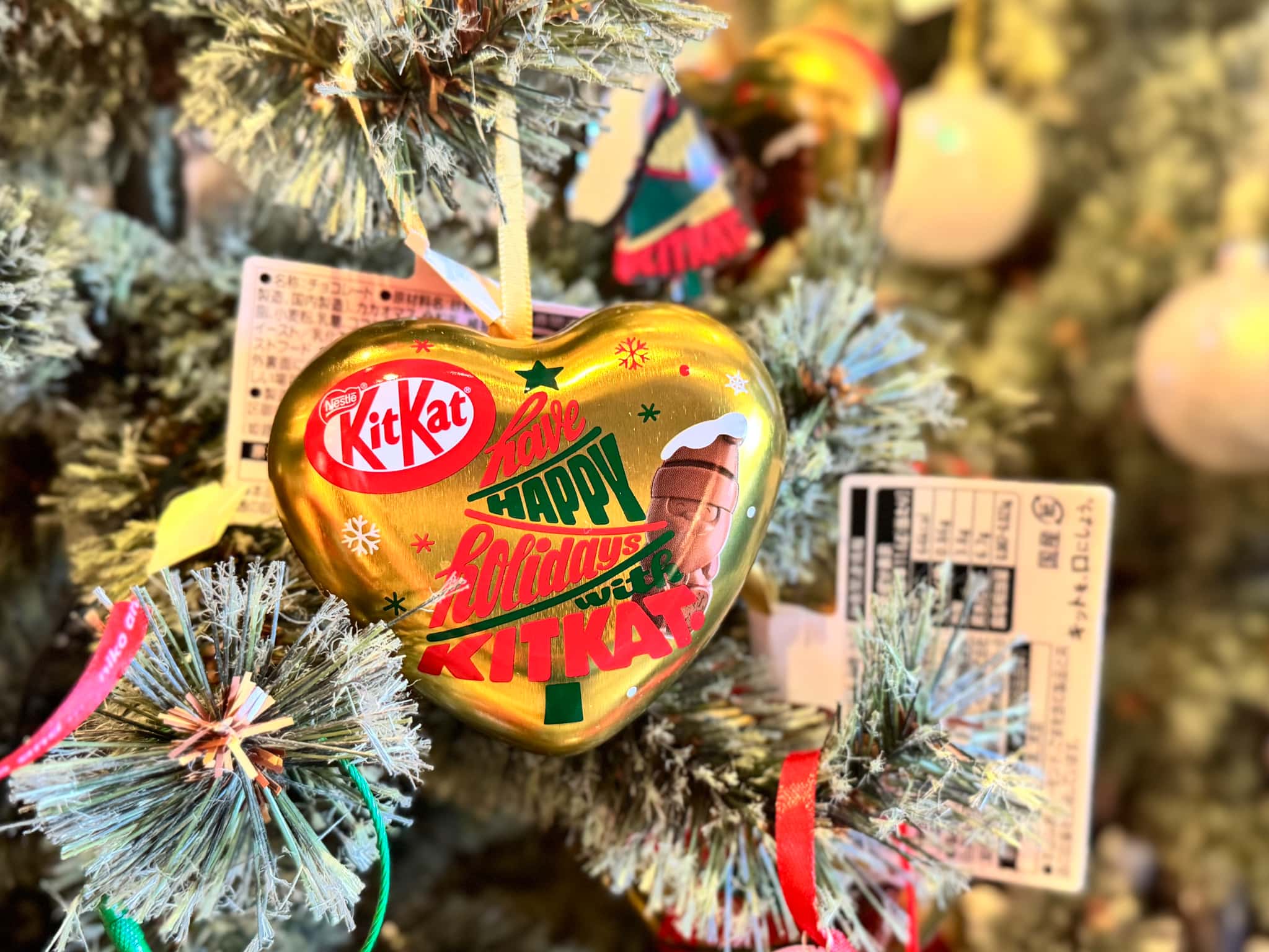 初登場「キットカット ホリデイサンタ ハートオーナメント缶」3個入り ¥1,080 ウラ