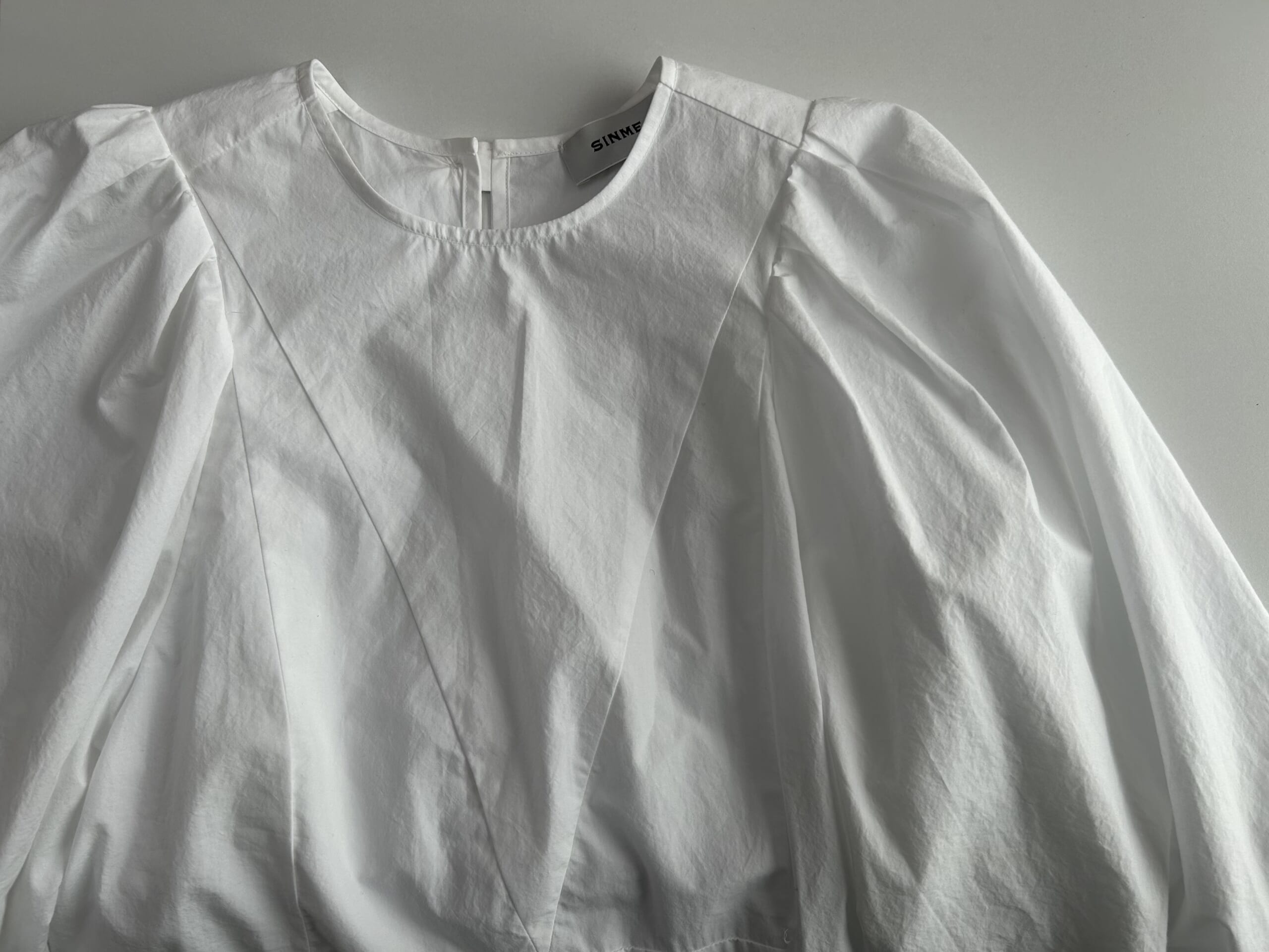 40歳・50歳に似合うシンメの白いボリュームスリーブシャツ