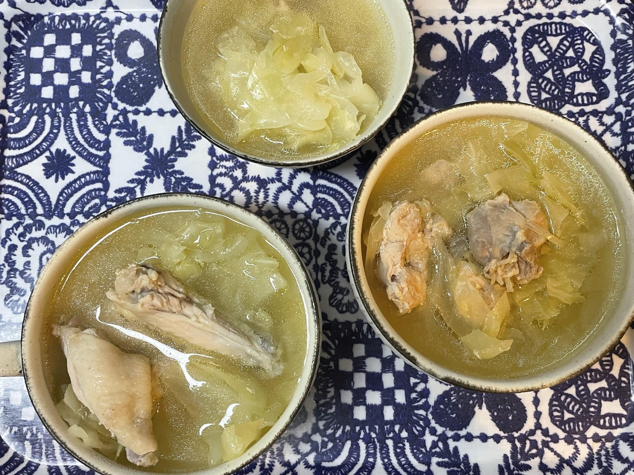 コウケンテツさんのレシピ「鶏とキャベツのスープ」を40代主婦が作ってみてスープボウルに盛り付けた写真