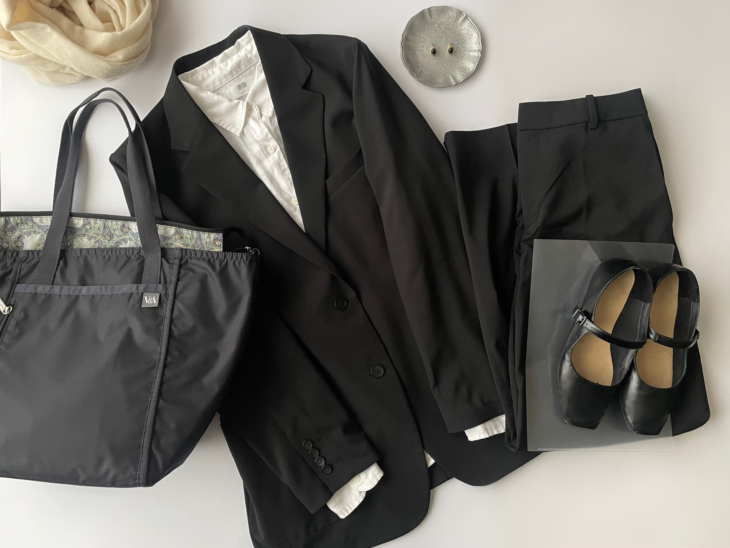 40代女性の2025年11月初旬コーデ、ユニクロのリラックスフィット感動ジャケット（ブラック）と感動ワイドパンツ（ブラック）を合わせたフラットレイ画像。