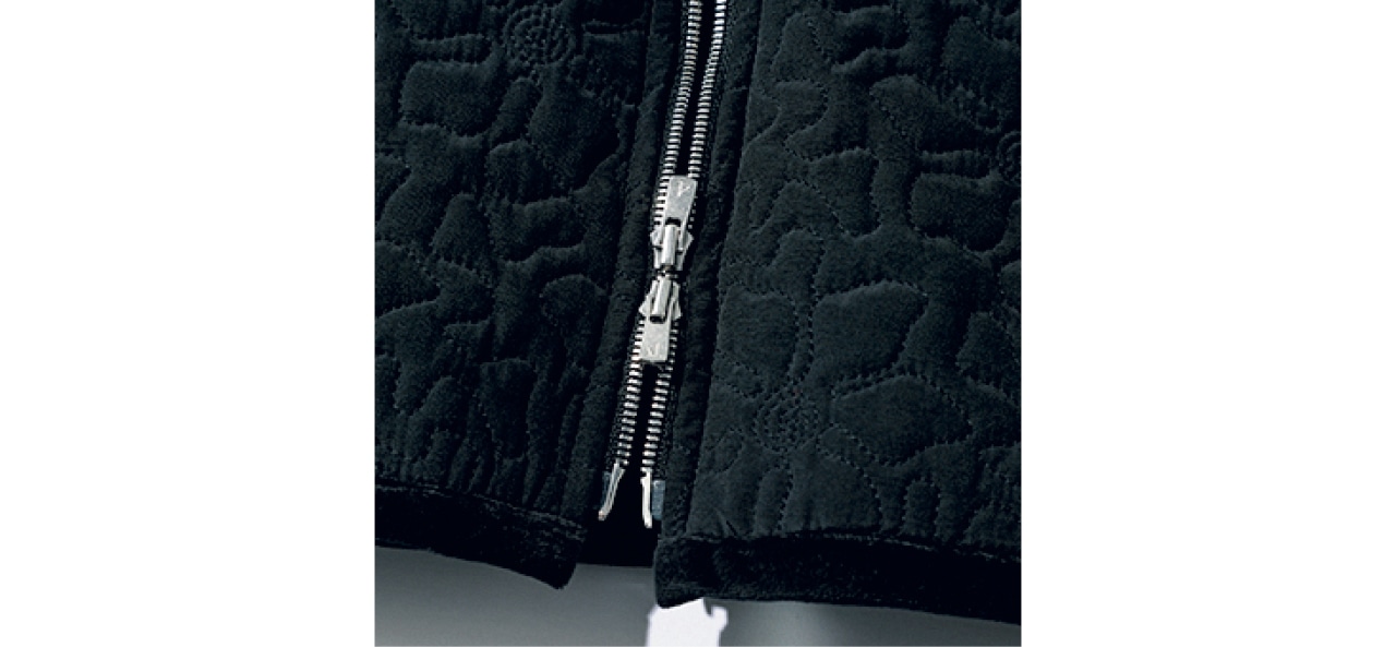 上下どちらからも開閉できるシルバーのダブルファスナー。上質なパーツのきらめきが大人っぽさの決め手。