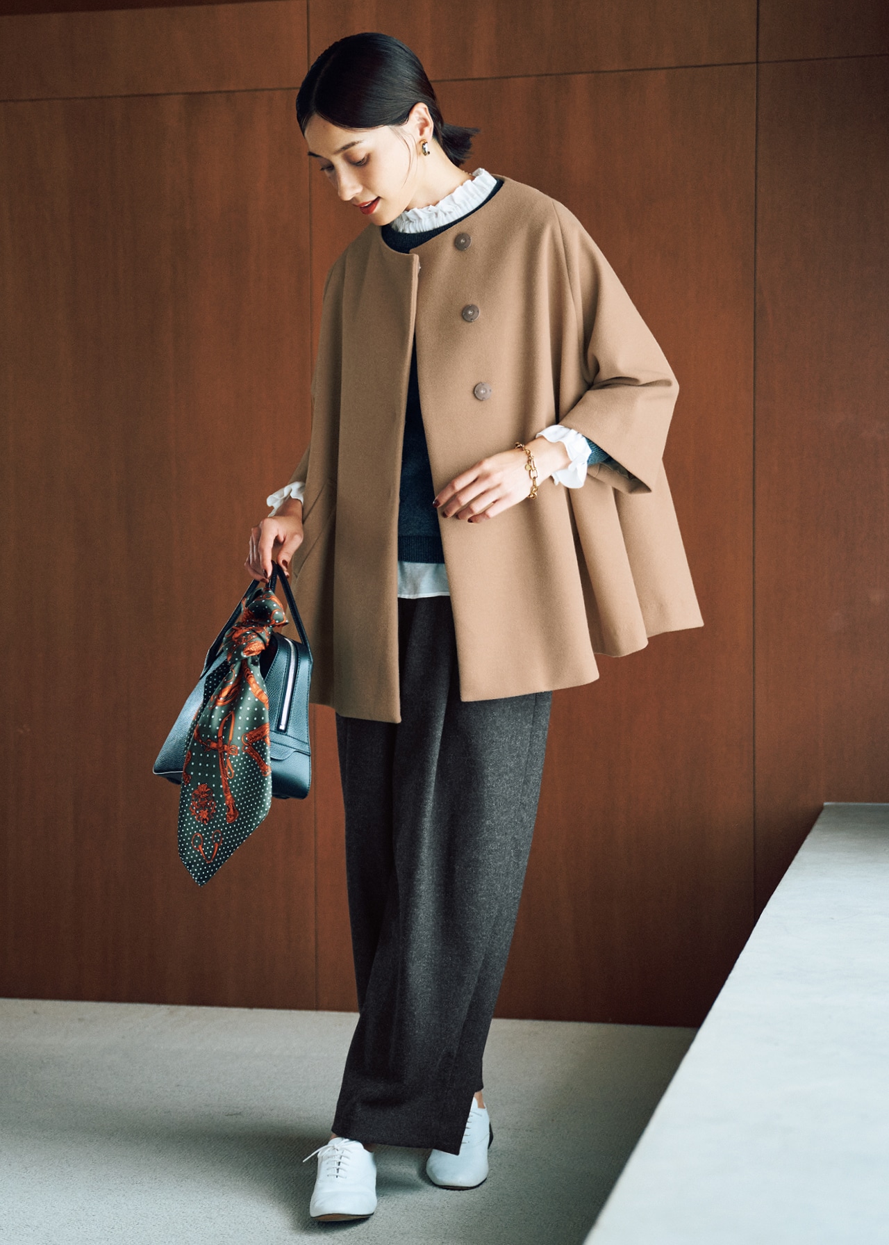 小濱なつきさんのLEE DAYS限定 DEAR DAYS(ディア デイズ)カシミヤ混バレルパンツとdahl’ia(ダリア)テントハーフコートのコーデ