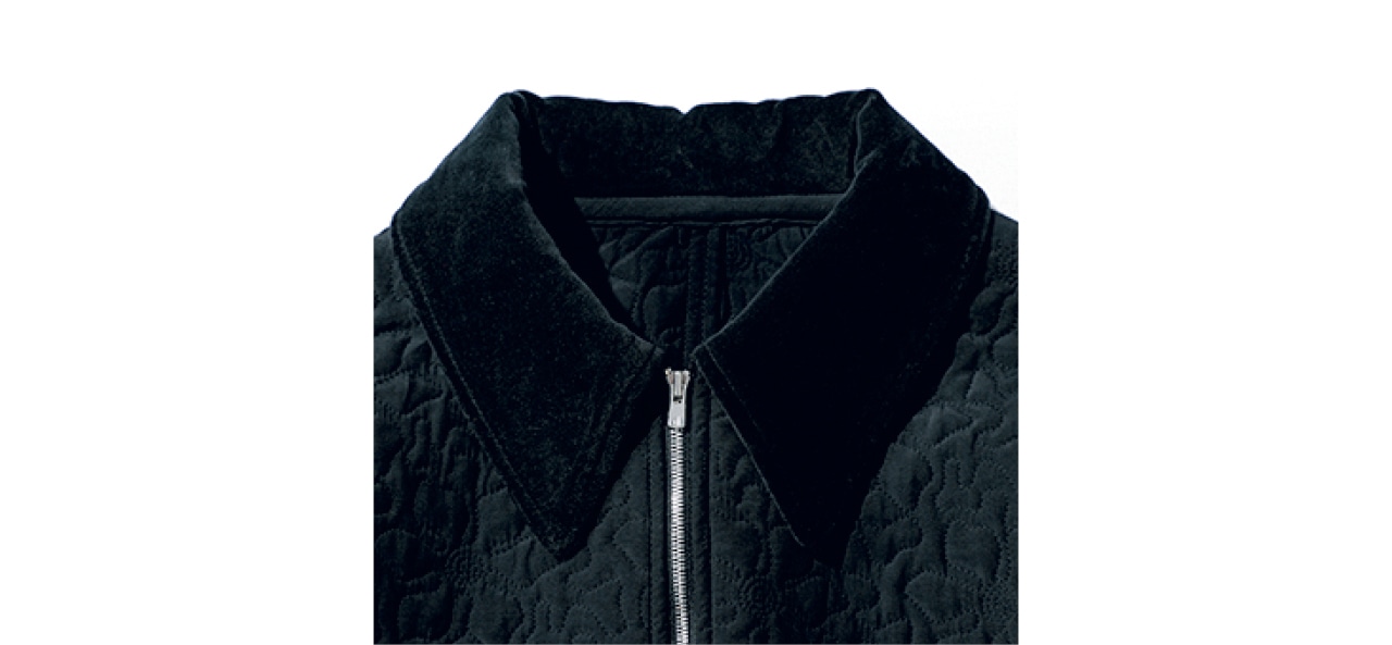 英国紳士が着るコートに着想を得たベロアの衿が、品のよさを引き立てます。