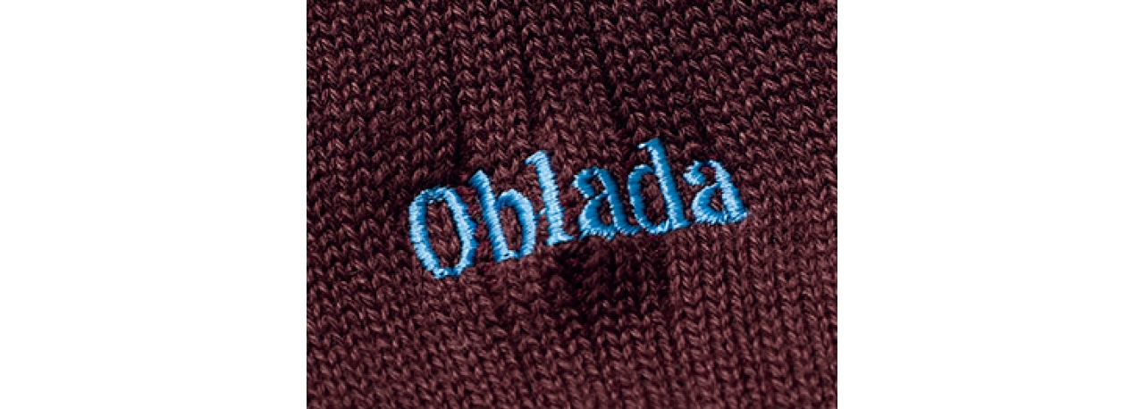 ブラウンとレッドのソックスにはブルーの刺しゅう、アイボリーにはブラックの刺しゅうがあしらわれています。