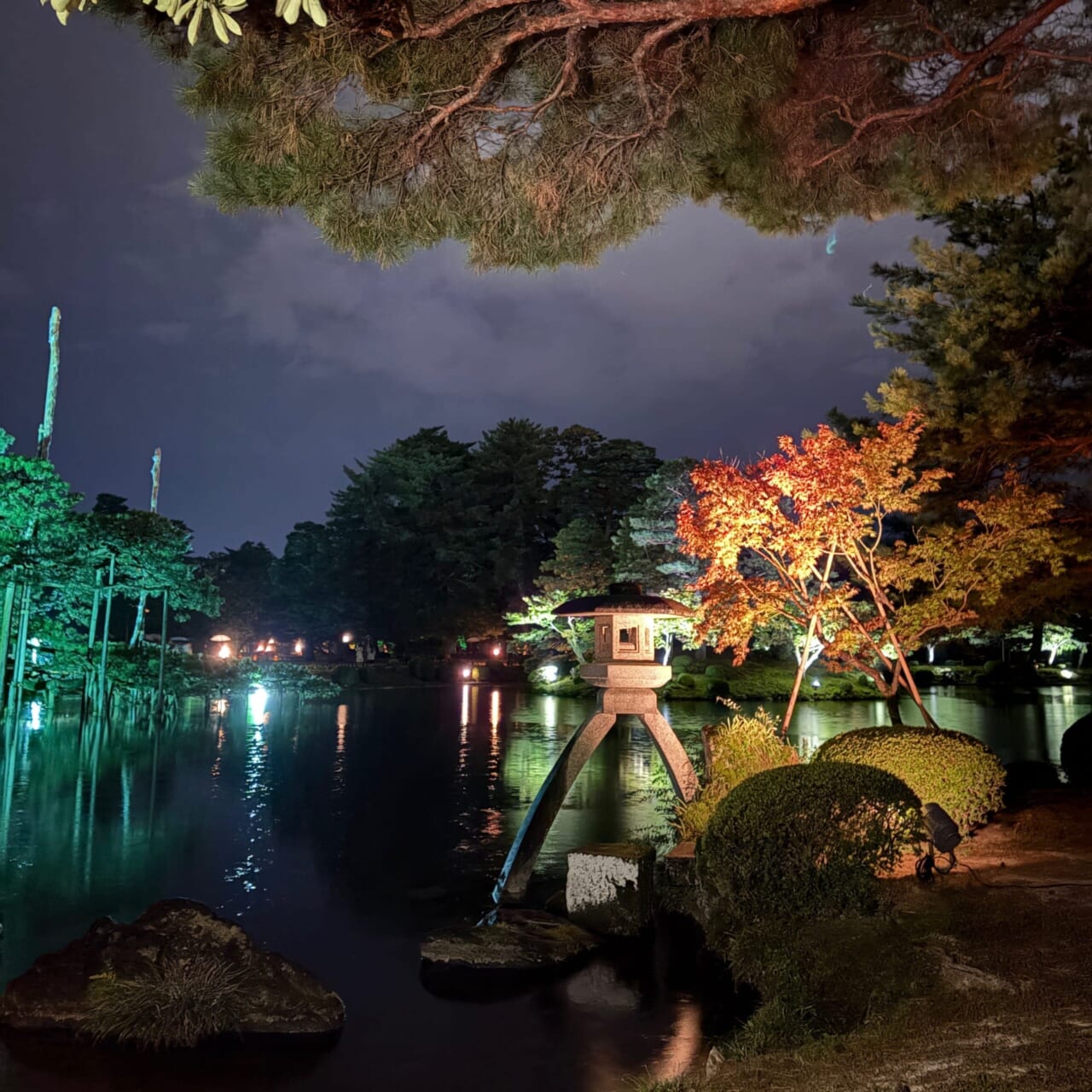 金沢観光 兼六園 徽軫灯籠(ことじとうろう)